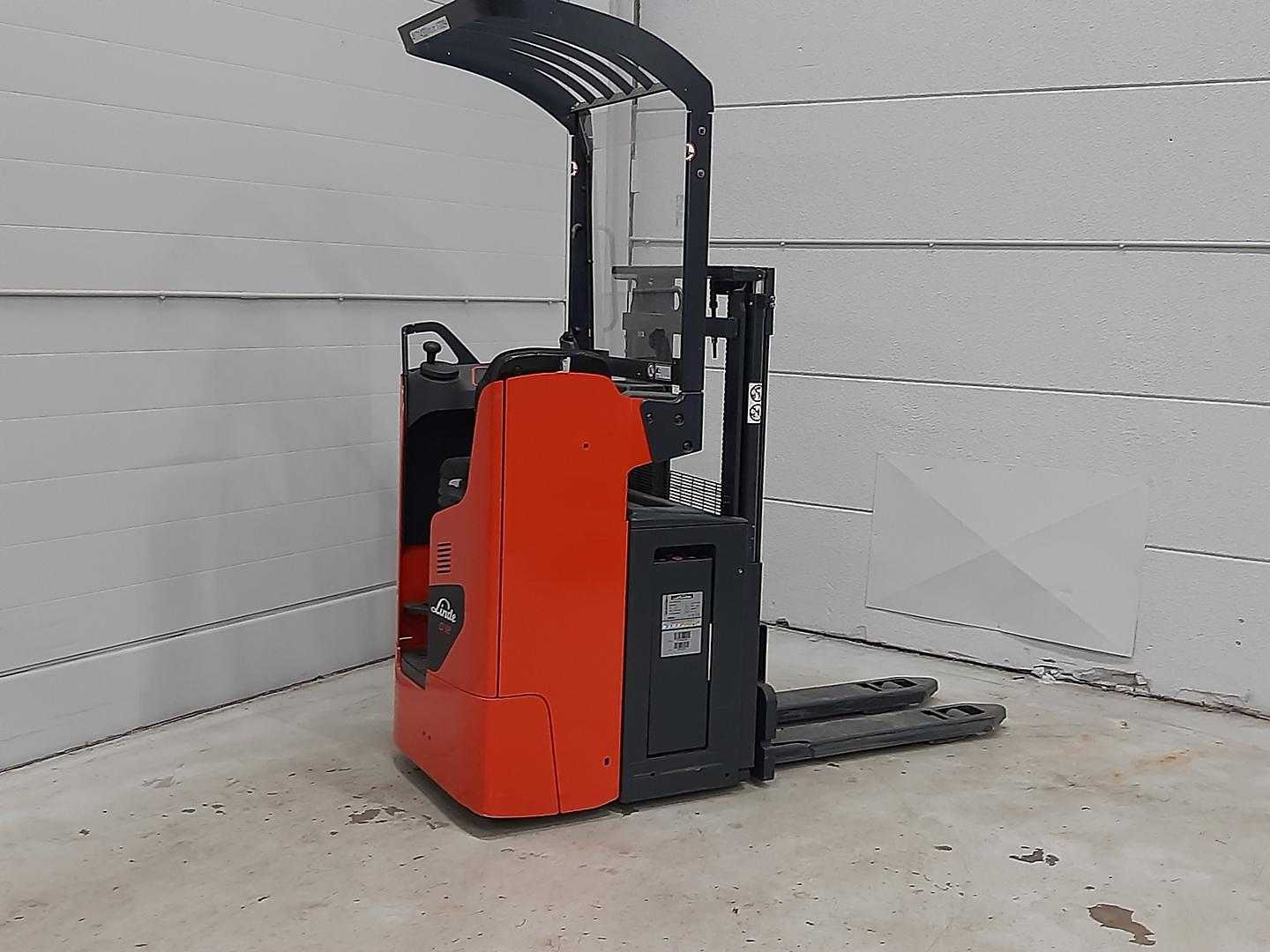 Used Forklift Linde D12R - Som ny 16tim Žemo kėlimo krautuvas su vairuotojo stovu (ar keleivio platforma) (Image 3) Used Forklift Linde D12R - Som ny 16tim Žemo kėlimo krautuvas su vairuotojo stovu (ar keleivio platforma) (Image 3)