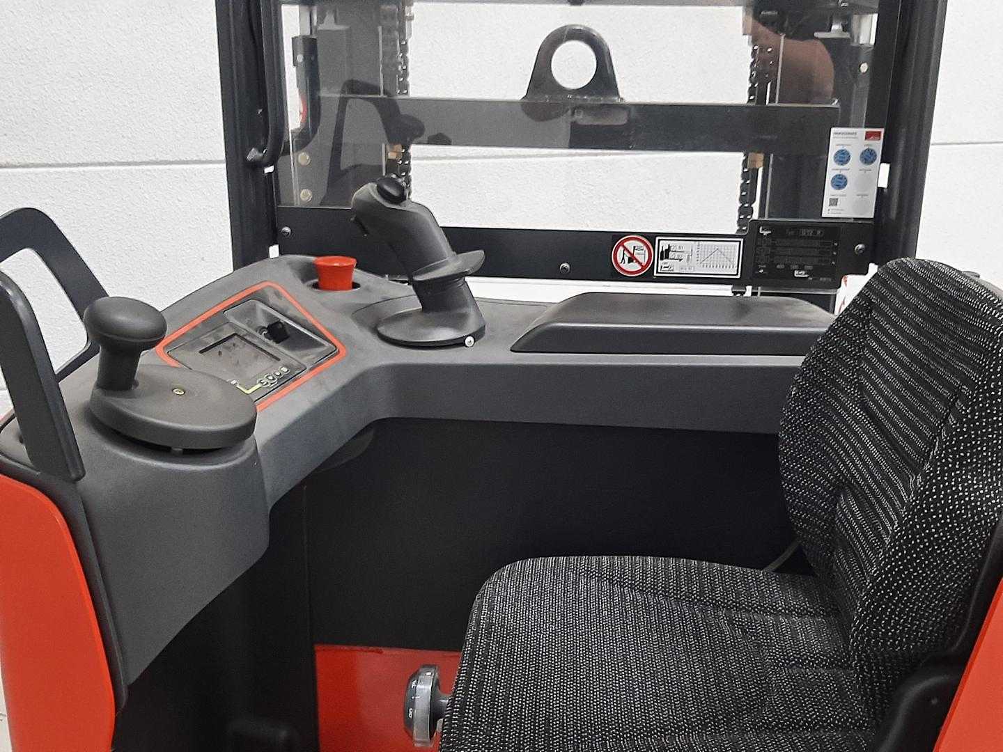 Used Forklift Linde D12R - Som ny 16tim Žemo kėlimo krautuvas su vairuotojo stovu (ar keleivio platforma) (Image 5) Used Forklift Linde D12R - Som ny 16tim Žemo kėlimo krautuvas su vairuotojo stovu (ar keleivio platforma) (Image 5)