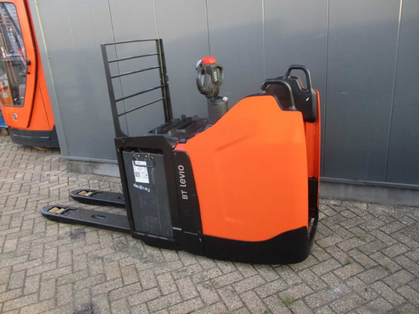 Used Forklift Toyota LPE250 Žemo kėlimo krautuvas su vairuotojo stovu (ar keleivio platforma) (Image 3)