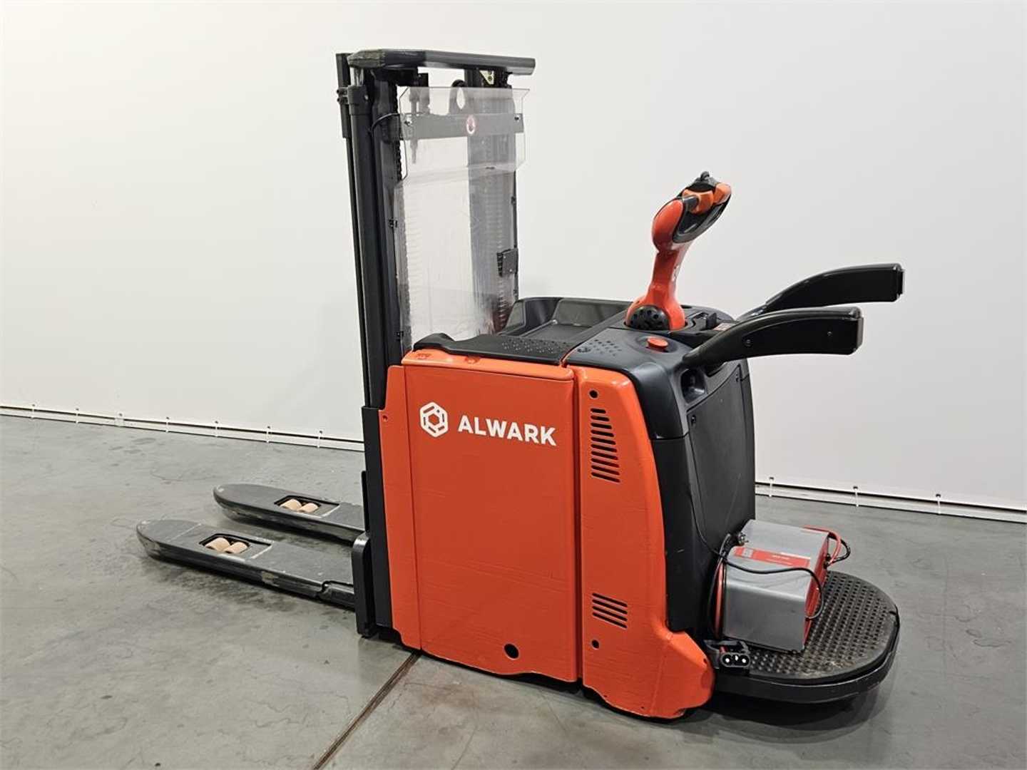 Used Forklift Linde L12AP Žemo kėlimo krautuvas su vairuotojo sėdyne (Image 1) Used Forklift Linde L12AP Žemo kėlimo krautuvas su vairuotojo sėdyne (Image 1)