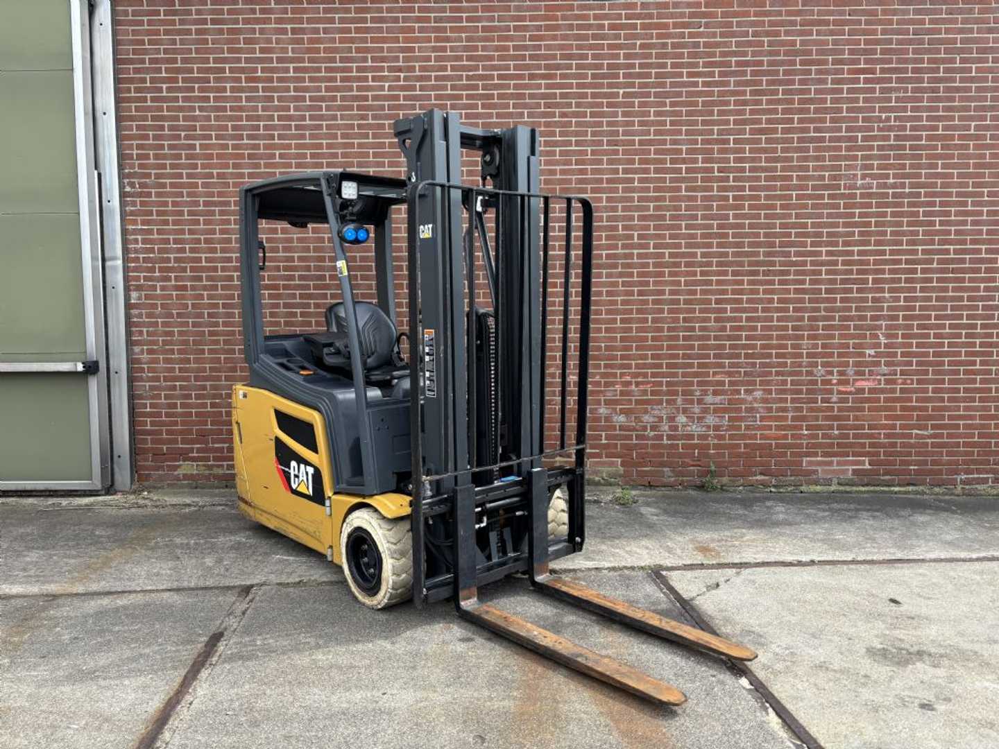 Used Forklift Caterpillar 2ET4000 3 riteņu dakšu iekrāvējs (Image 1) Used Forklift Caterpillar 2ET4000 3 riteņu dakšu iekrāvējs (Image 1)