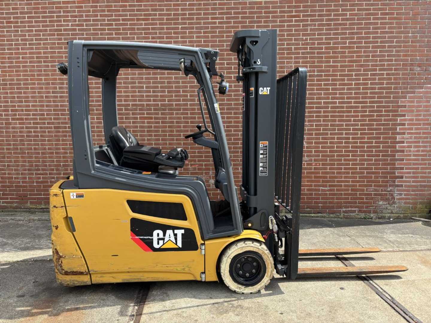 Used Forklift Caterpillar 2ET4000 3 riteņu dakšu iekrāvējs (Image 2) Used Forklift Caterpillar 2ET4000 3 riteņu dakšu iekrāvējs (Image 2)