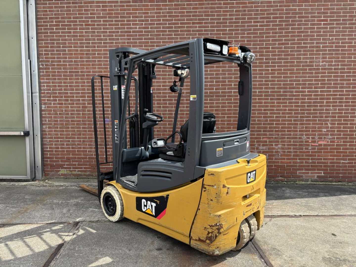 Used Forklift Caterpillar 2ET4000 3 riteņu dakšu iekrāvējs (Image 3) Used Forklift Caterpillar 2ET4000 3 riteņu dakšu iekrāvējs (Image 3)
