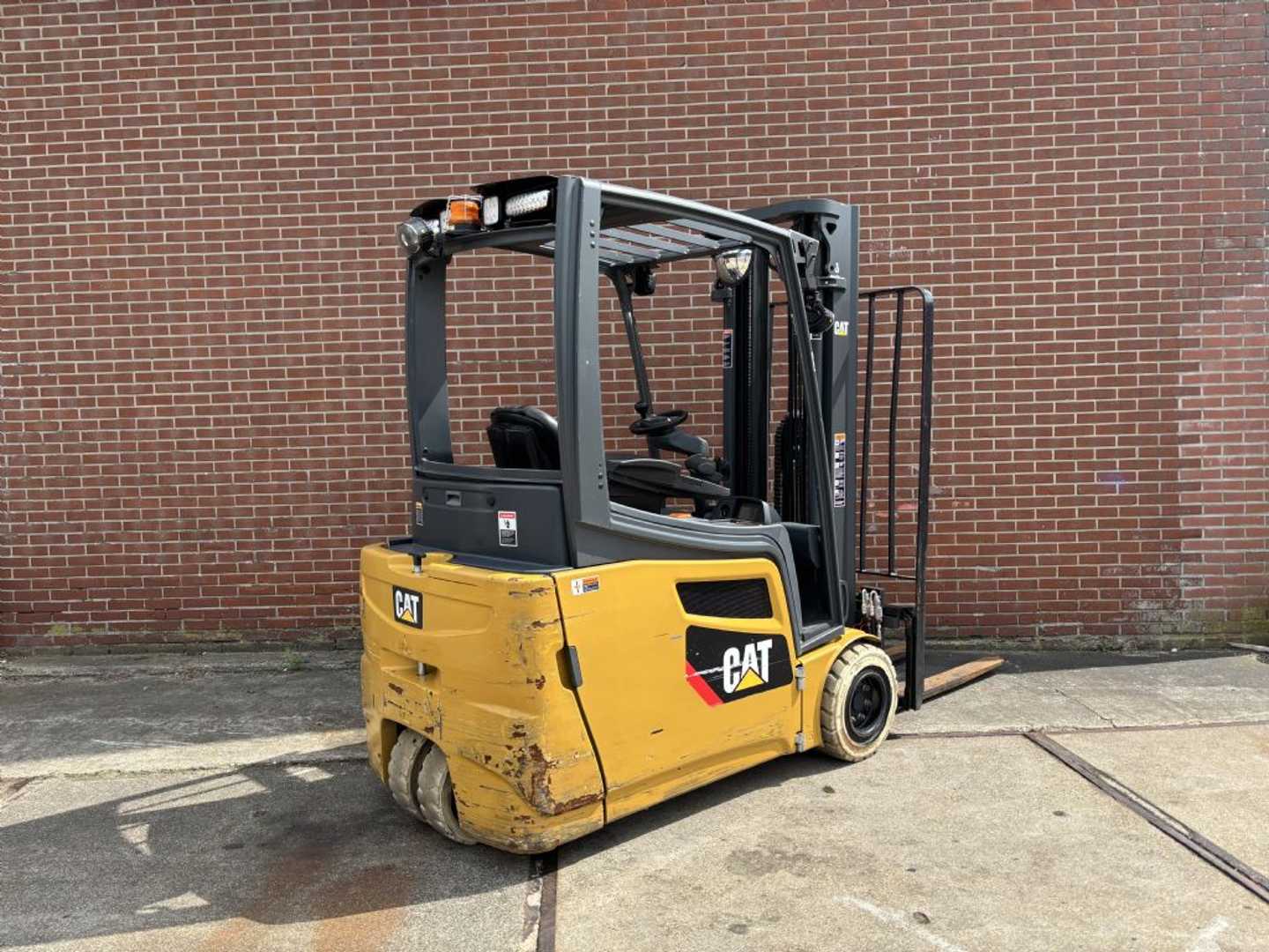 Used Forklift Caterpillar 2ET4000 3 riteņu dakšu iekrāvējs (Image 4) Used Forklift Caterpillar 2ET4000 3 riteņu dakšu iekrāvējs (Image 4)