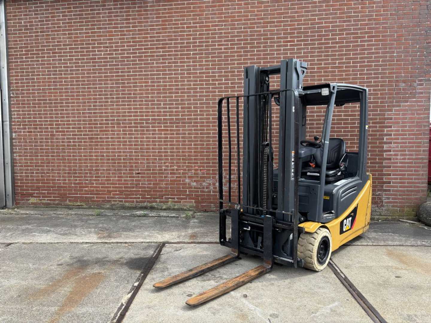 Used Forklift Caterpillar 2ET4000 3 riteņu dakšu iekrāvējs (Image 5) Used Forklift Caterpillar 2ET4000 3 riteņu dakšu iekrāvējs (Image 5)