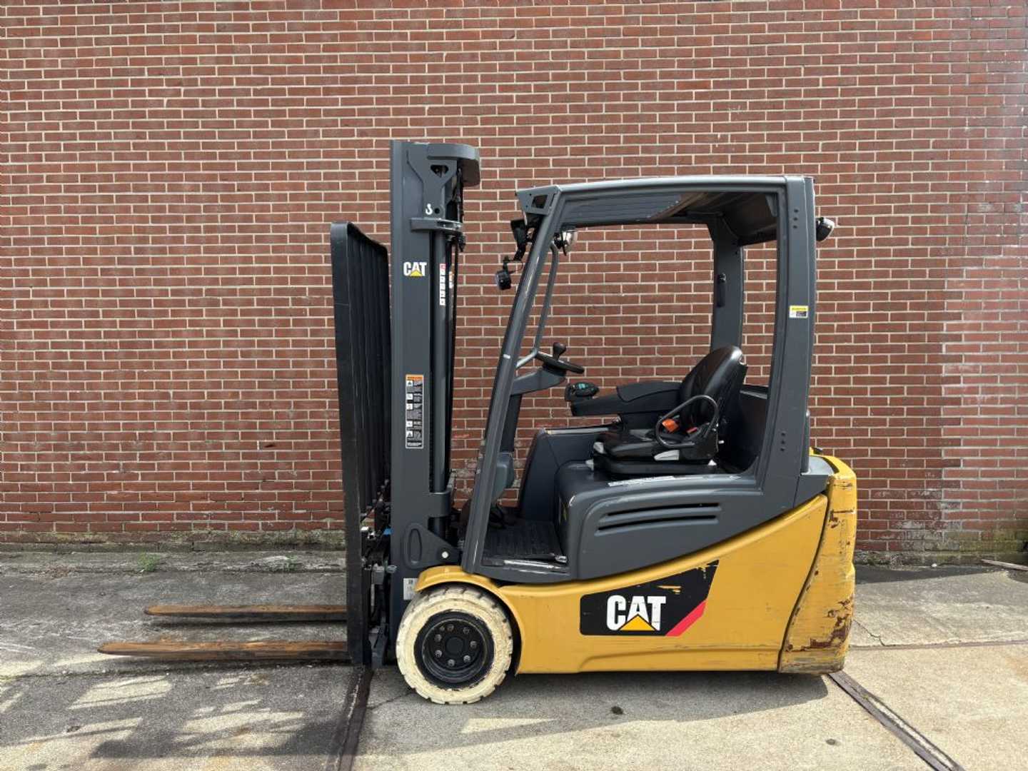 Used Forklift Caterpillar 2ET4000 3 riteņu dakšu iekrāvējs (Image 6) Used Forklift Caterpillar 2ET4000 3 riteņu dakšu iekrāvējs (Image 6)