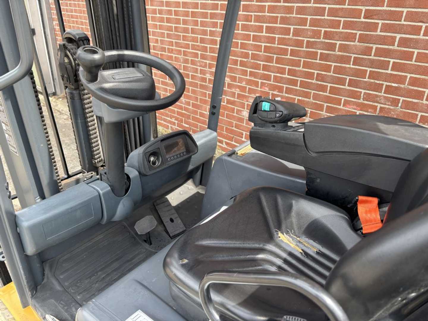Used Forklift Caterpillar 2ET4000 3 riteņu dakšu iekrāvējs (Image 8) Used Forklift Caterpillar 2ET4000 3 riteņu dakšu iekrāvējs (Image 8)