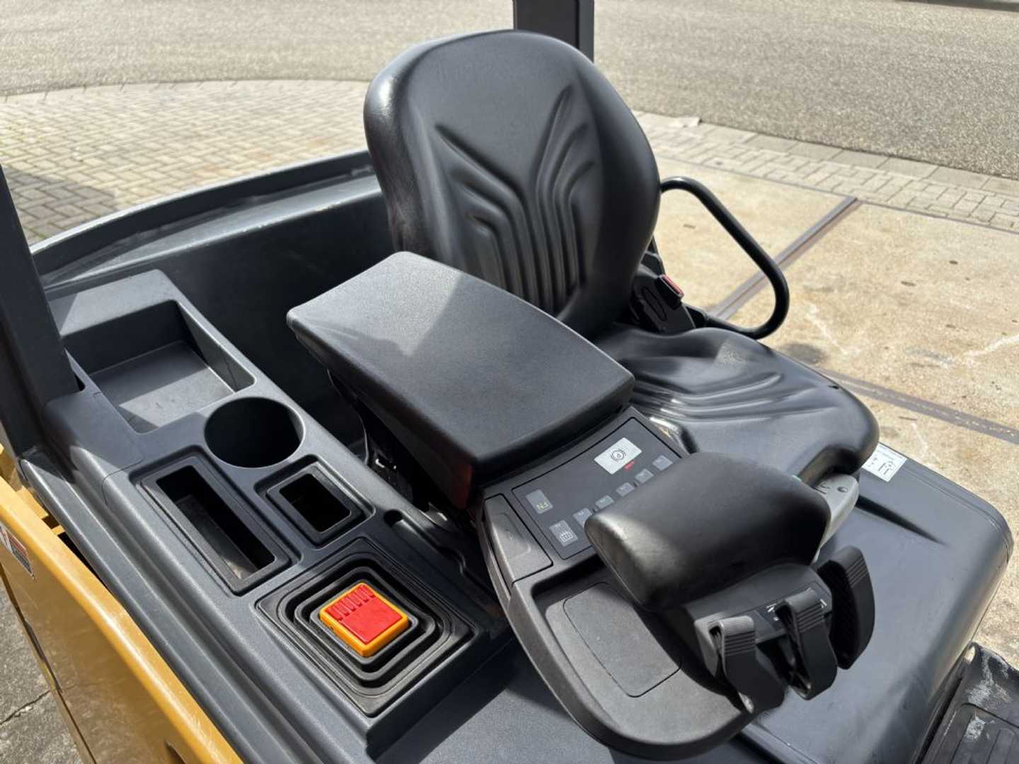 Used Forklift Caterpillar 2ET4000 3 riteņu dakšu iekrāvējs (Image 10) Used Forklift Caterpillar 2ET4000 3 riteņu dakšu iekrāvējs (Image 10)