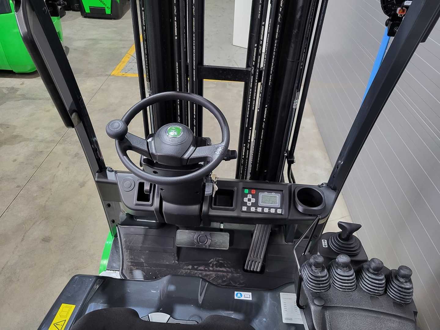 Used Forklift Cesab B316II 3 riteņu dakšu iekrāvējs (Image 5) Used Forklift Cesab B316II 3 riteņu dakšu iekrāvējs (Image 5)
