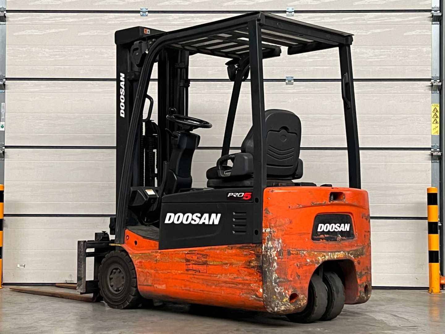 Used Forklift Doosan B18T-5 3 riteņu dakšu iekrāvējs (Image 2) Used Forklift Doosan B18T-5 3 riteņu dakšu iekrāvējs (Image 2)
