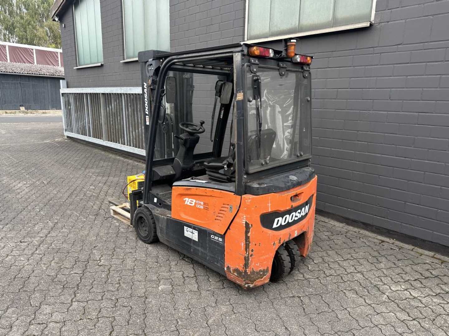 Used Forklift Doosan B18T-7 3 riteņu dakšu iekrāvējs (Image 2) Used Forklift Doosan B18T-7 3 riteņu dakšu iekrāvējs (Image 2)