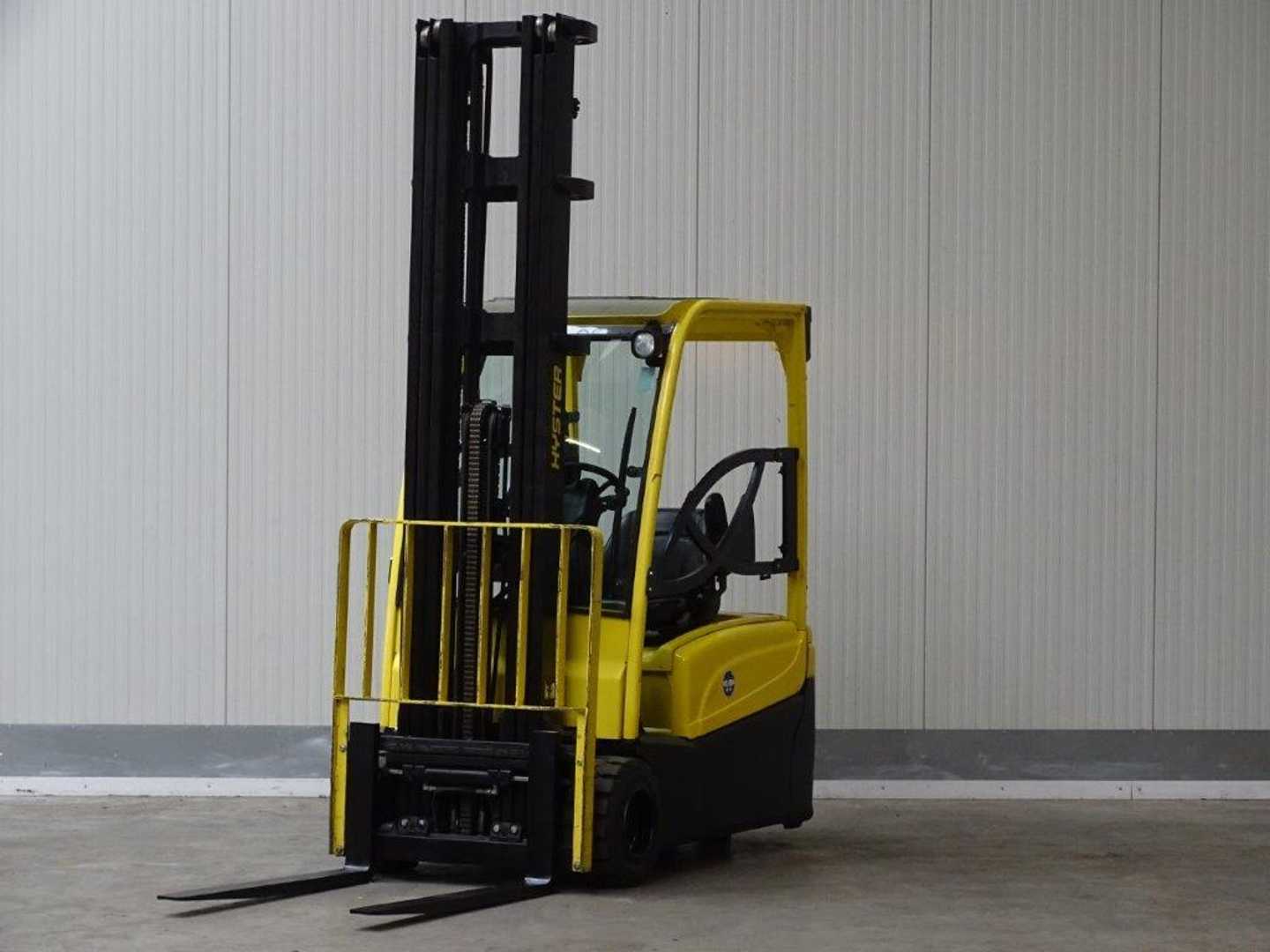 Used Forklift Hyster J2.0XNT 3 riteņu dakšu iekrāvējs (Image 1)