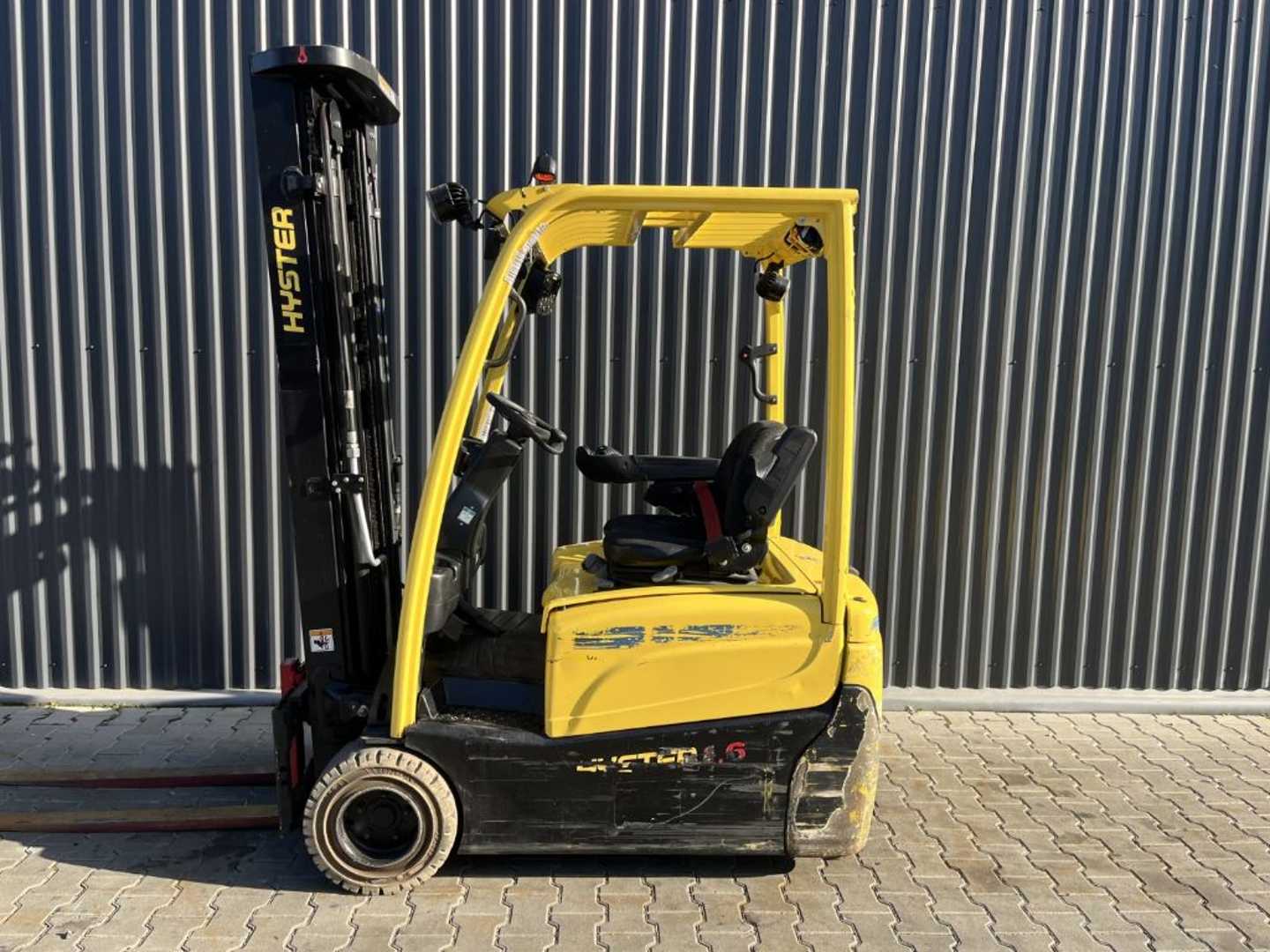 Used Forklift Hyster J1.6XNT 3 riteņu dakšu iekrāvējs (Image 2) Used Forklift Hyster J1.6XNT 3 riteņu dakšu iekrāvējs (Image 2)