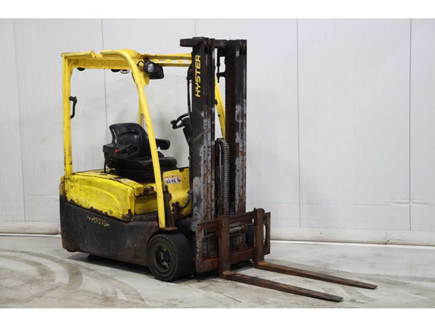 Used Forklift Hyster J2.0XNT 3 riteņu dakšu iekrāvējs (Image 1)