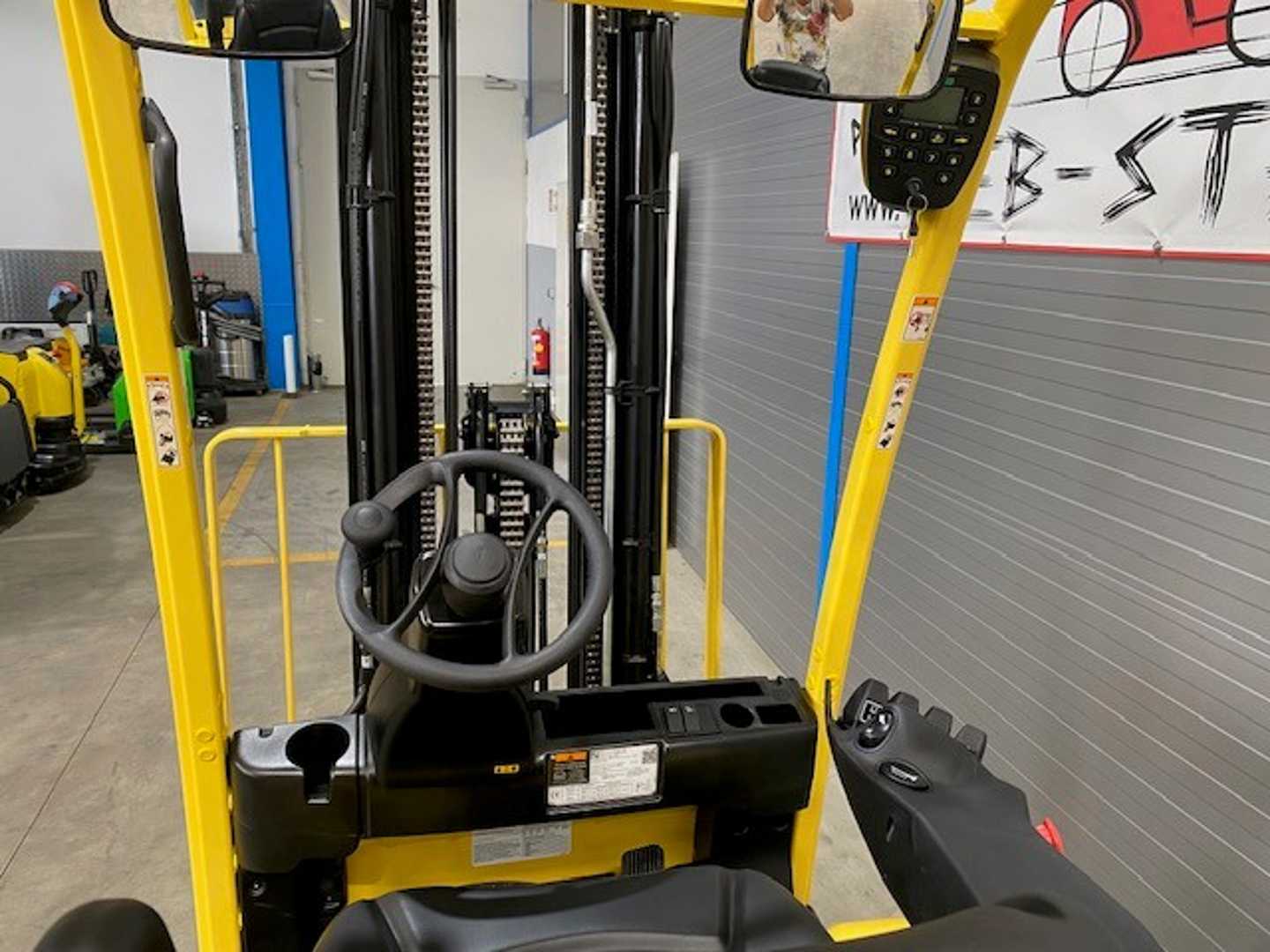 Used Forklift Hyster J2.0XNT LWB 3 riteņu dakšu iekrāvējs (Image 5) Used Forklift Hyster J2.0XNT LWB 3 riteņu dakšu iekrāvējs (Image 5)