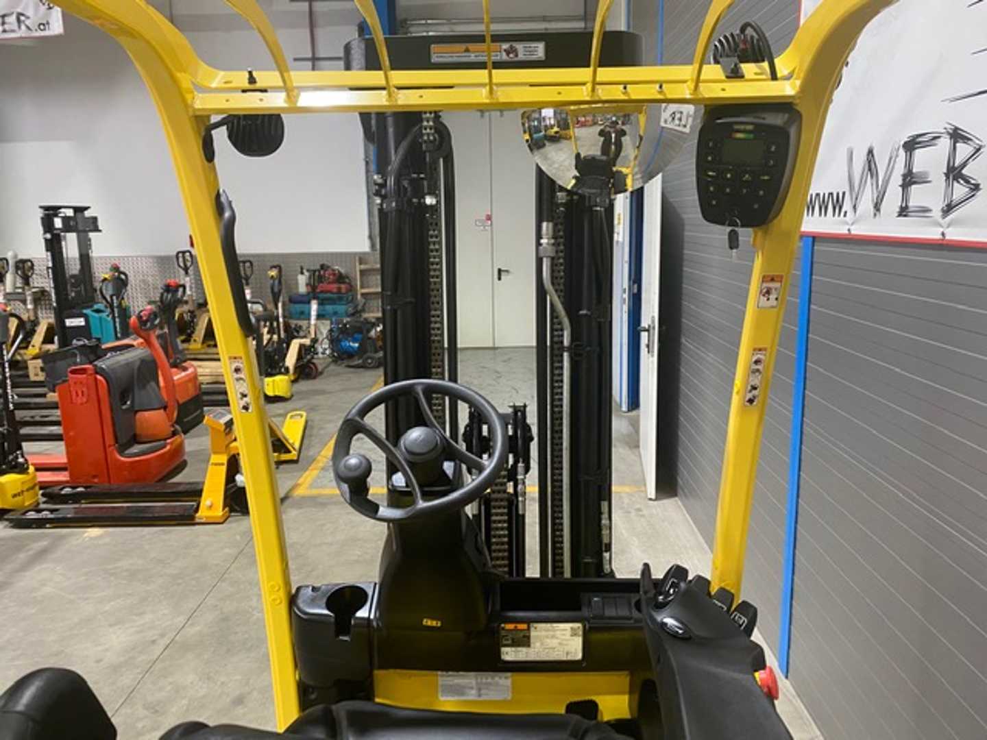 Used Forklift Hyster J1.8XNT MWB 3 riteņu dakšu iekrāvējs (Image 5) Used Forklift Hyster J1.8XNT MWB 3 riteņu dakšu iekrāvējs (Image 5)