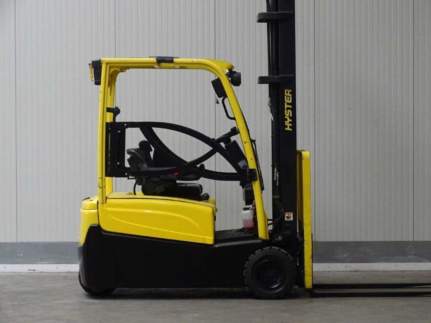 Used Forklift Hyster J2.0XNT 3 riteņu dakšu iekrāvējs (Image 5) Used Forklift Hyster J2.0XNT 3 riteņu dakšu iekrāvējs (Image 5)