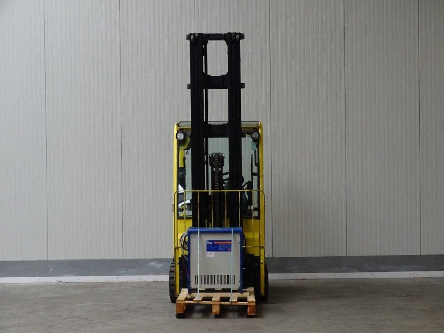 Used Forklift Hyster J2.0XNT 3 riteņu dakšu iekrāvējs (Image 3) Used Forklift Hyster J2.0XNT 3 riteņu dakšu iekrāvējs (Image 3)