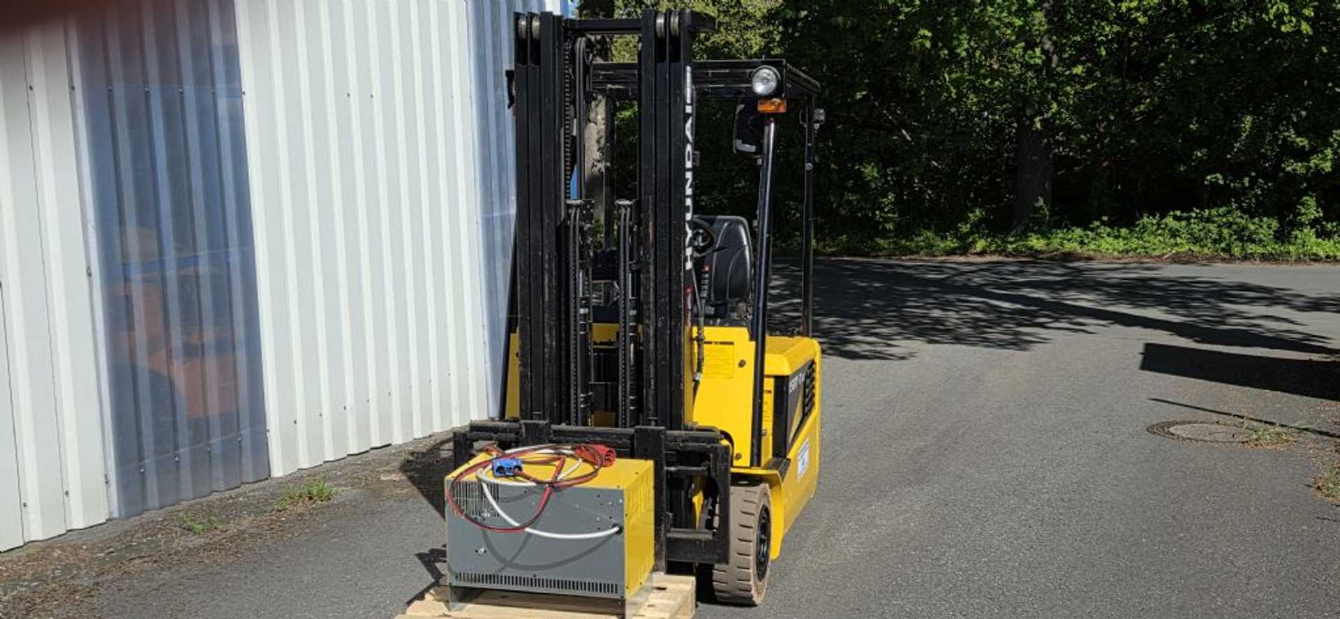 Used Forklift Hyundai 15BT-7 3 riteņu dakšu iekrāvējs (Image 5) Used Forklift Hyundai 15BT-7 3 riteņu dakšu iekrāvējs (Image 5)