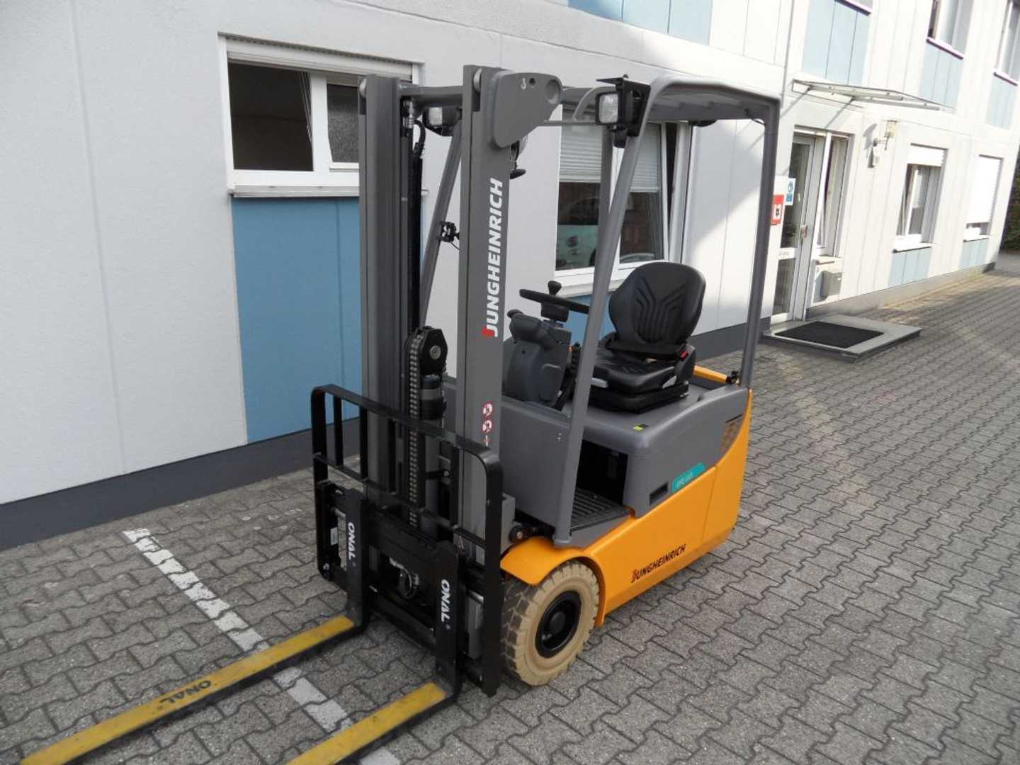 Used Forklift Jungheinrich EFG 113 - neuwertig - 12 Stunden - Freihub 3 riteņu dakšu iekrāvējs (Image 2) Used Forklift Jungheinrich EFG 113 - neuwertig - 12 Stunden - Freihub 3 riteņu dakšu iekrāvējs (Image 2)