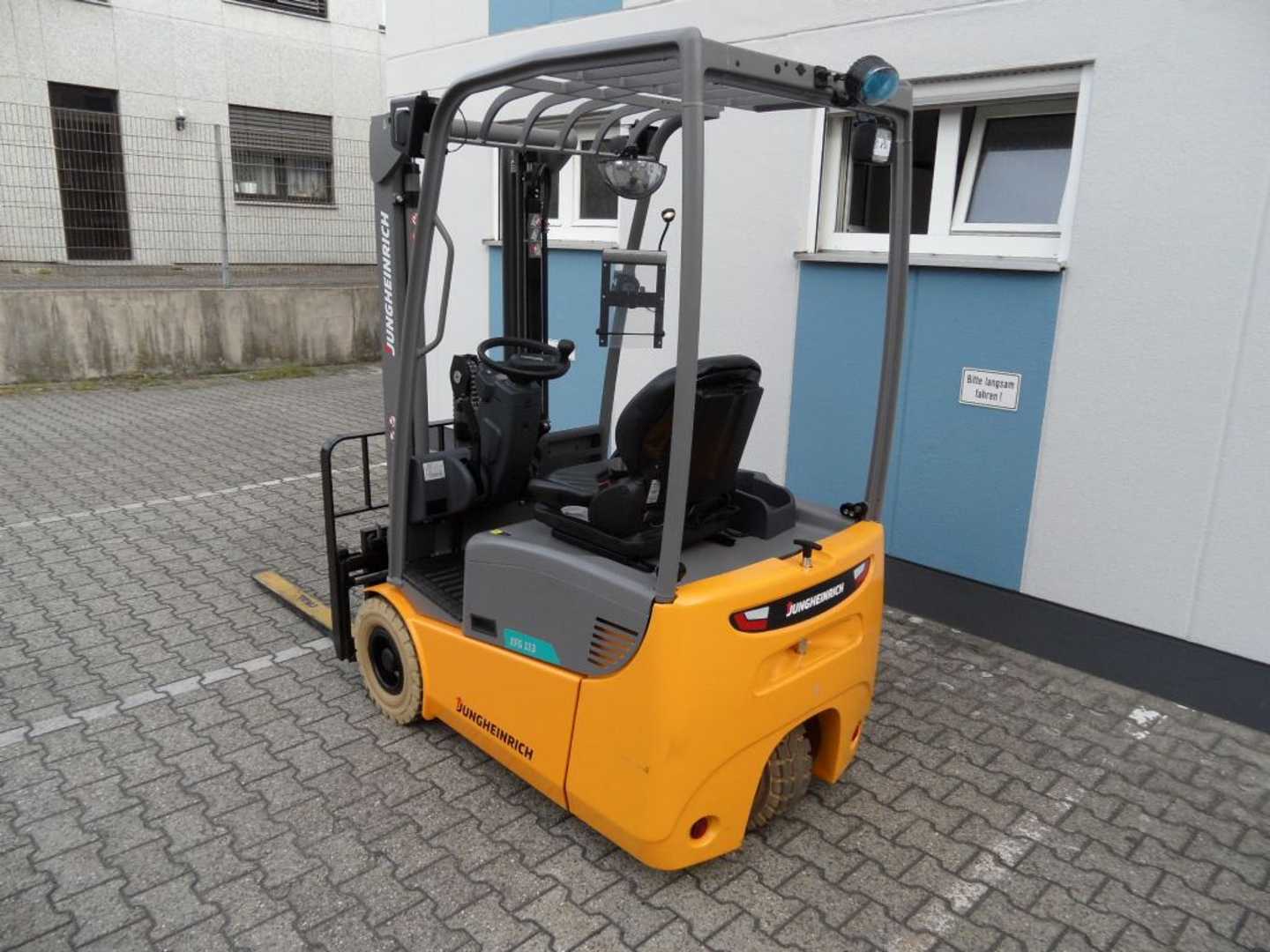 Used Forklift Jungheinrich EFG 113 - neuwertig - 12 Stunden - Freihub 3 riteņu dakšu iekrāvējs (Image 3) Used Forklift Jungheinrich EFG 113 - neuwertig - 12 Stunden - Freihub 3 riteņu dakšu iekrāvējs (Image 3)