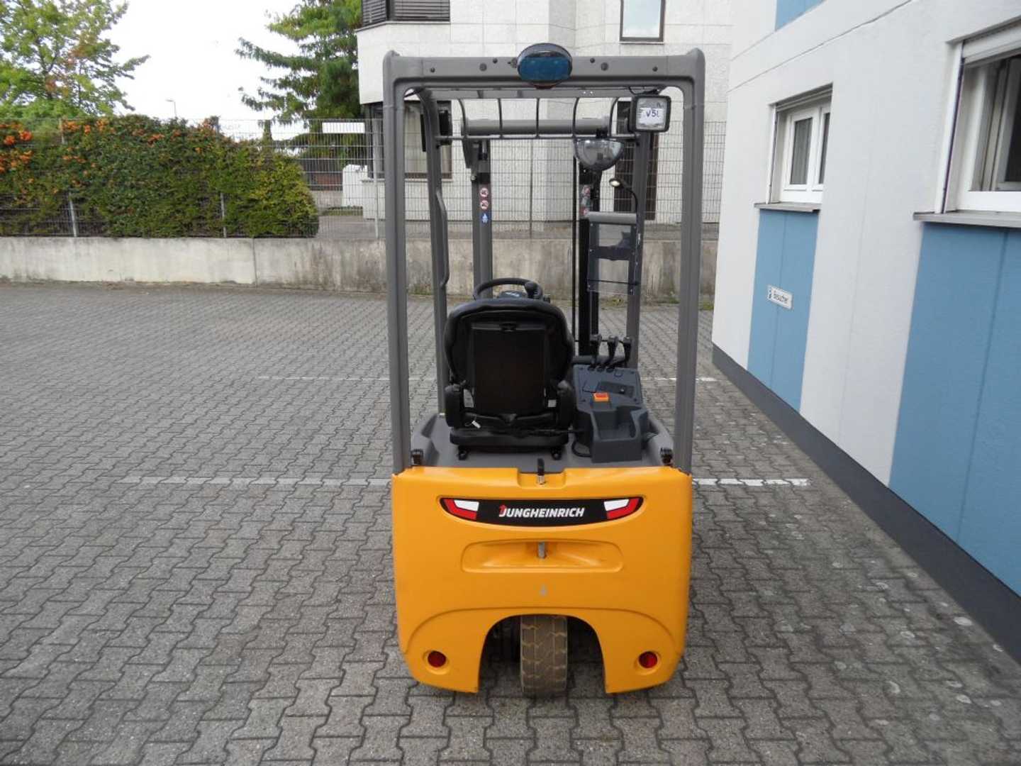 Used Forklift Jungheinrich EFG 113 - neuwertig - 12 Stunden - Freihub 3 riteņu dakšu iekrāvējs (Image 9) Used Forklift Jungheinrich EFG 113 - neuwertig - 12 Stunden - Freihub 3 riteņu dakšu iekrāvējs (Image 9)