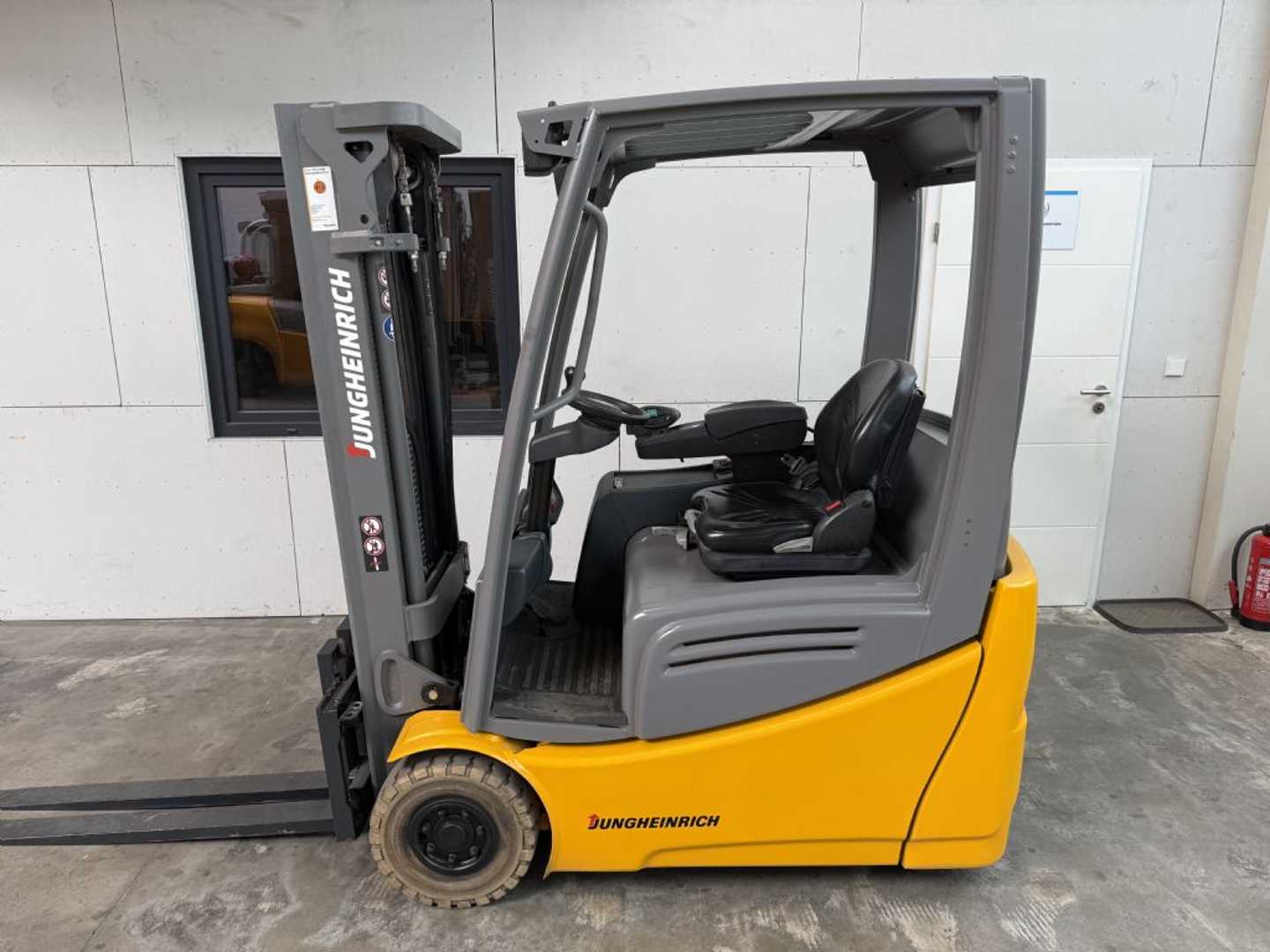 Used Forklift Jungheinrich EFG 216 k / 2127 Std. / AKKU NEU 3 riteņu dakšu iekrāvējs (Image 1) Used Forklift Jungheinrich EFG 216 k / 2127 Std. / AKKU NEU 3 riteņu dakšu iekrāvējs (Image 1)