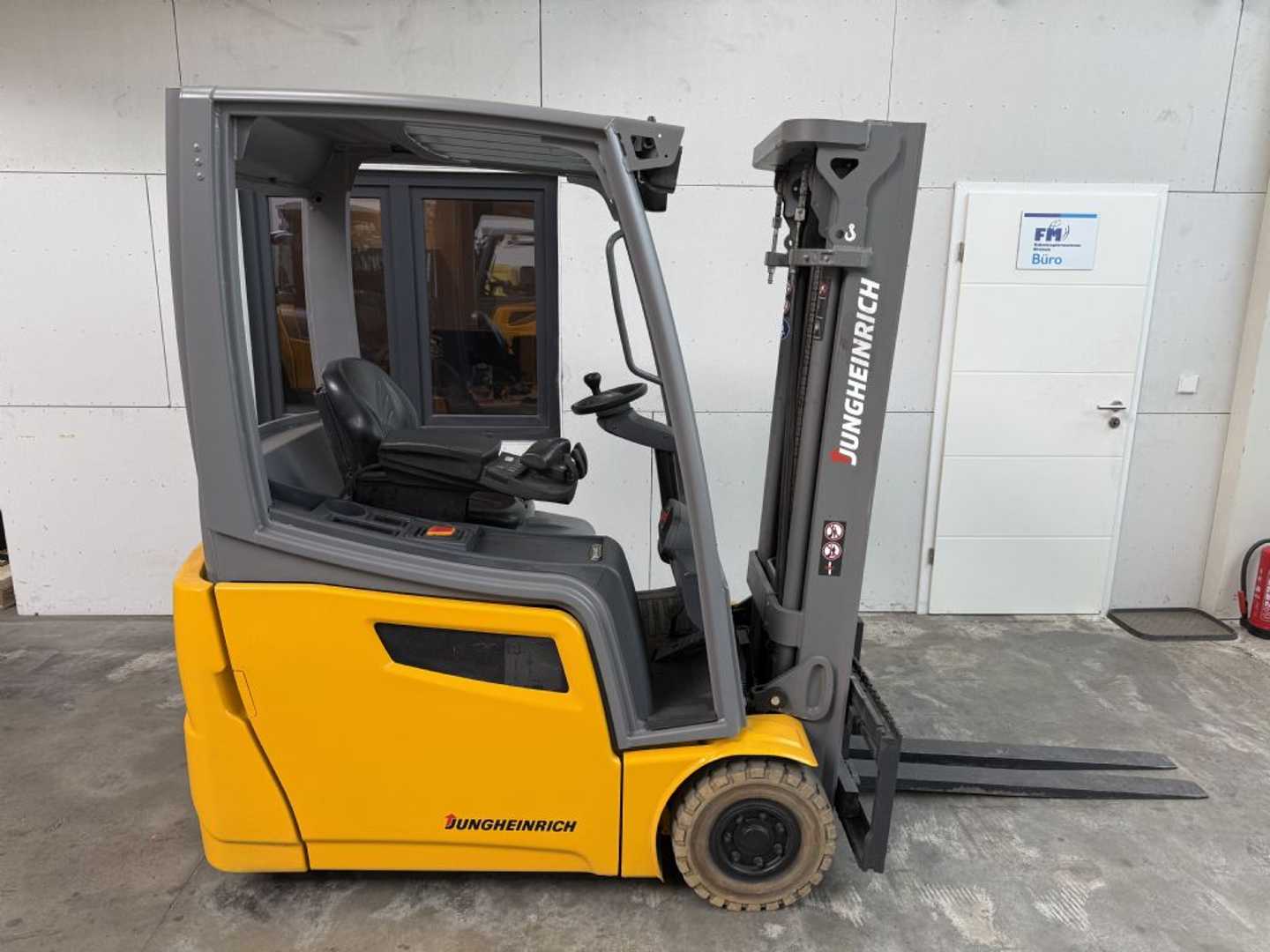 Used Forklift Jungheinrich EFG 216 k / 2127 Std. / AKKU NEU 3 riteņu dakšu iekrāvējs (Image 2) Used Forklift Jungheinrich EFG 216 k / 2127 Std. / AKKU NEU 3 riteņu dakšu iekrāvējs (Image 2)