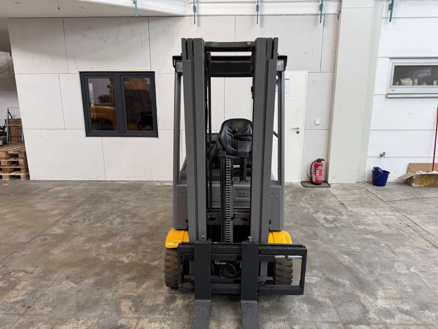 Used Forklift Jungheinrich EFG 216 k / 2127 Std. / AKKU NEU 3 riteņu dakšu iekrāvējs (Image 3) Used Forklift Jungheinrich EFG 216 k / 2127 Std. / AKKU NEU 3 riteņu dakšu iekrāvējs (Image 3)