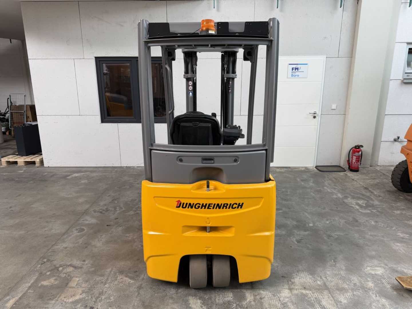 Used Forklift Jungheinrich EFG 216 k / 2127 Std. / AKKU NEU 3 riteņu dakšu iekrāvējs (Image 4) Used Forklift Jungheinrich EFG 216 k / 2127 Std. / AKKU NEU 3 riteņu dakšu iekrāvējs (Image 4)