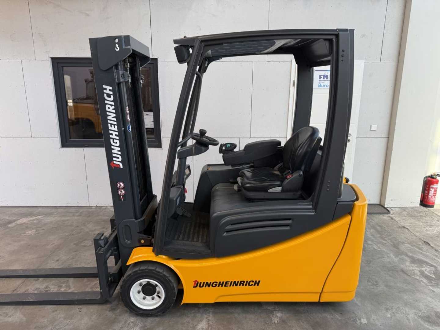 Used Forklift Jungheinrich EFG 220 / 4298 Std. / AKKU 96 % 3 riteņu dakšu iekrāvējs (Image 1)