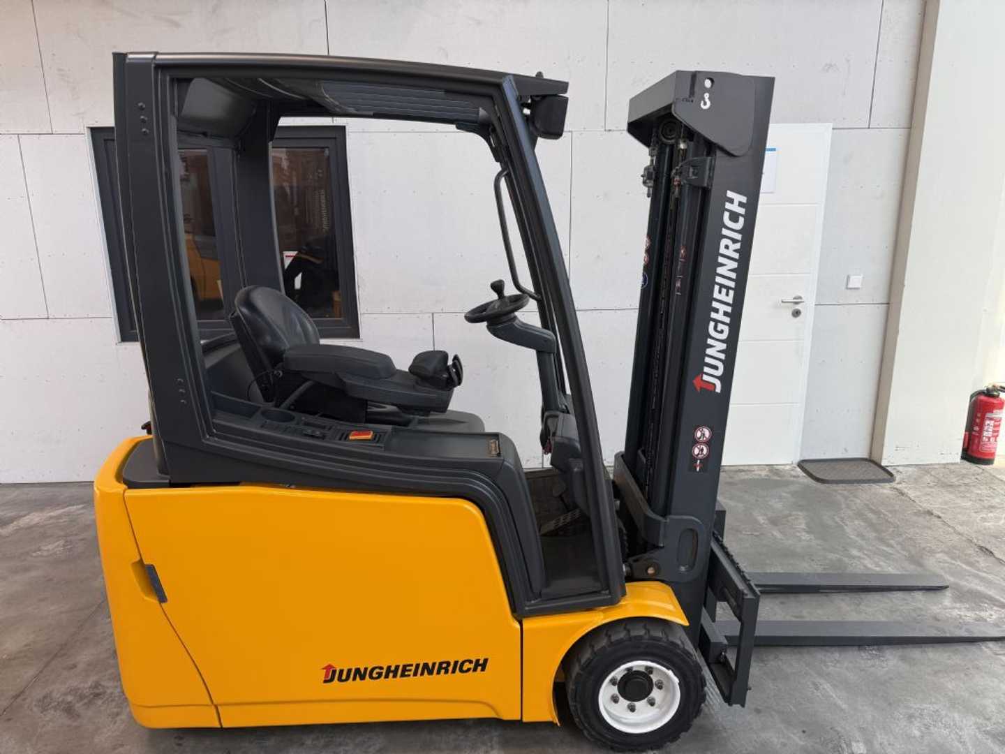 Used Forklift Jungheinrich EFG 220 / 4298 Std. / AKKU 96 % 3 riteņu dakšu iekrāvējs (Image 2)