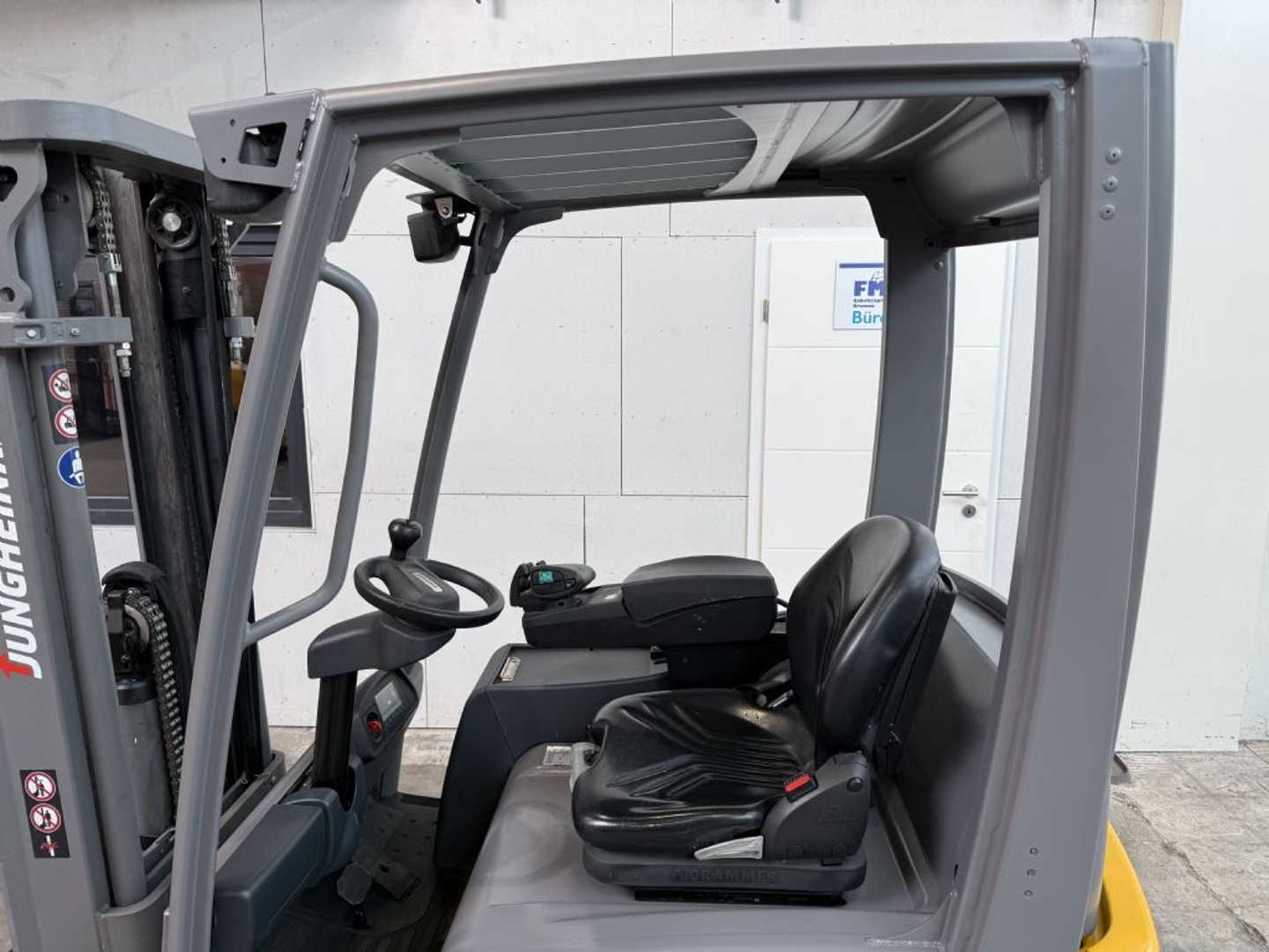 Used Forklift Jungheinrich EFG 216 k / 2127 Std. / AKKU NEU 3 riteņu dakšu iekrāvējs (Image 6) Used Forklift Jungheinrich EFG 216 k / 2127 Std. / AKKU NEU 3 riteņu dakšu iekrāvējs (Image 6)