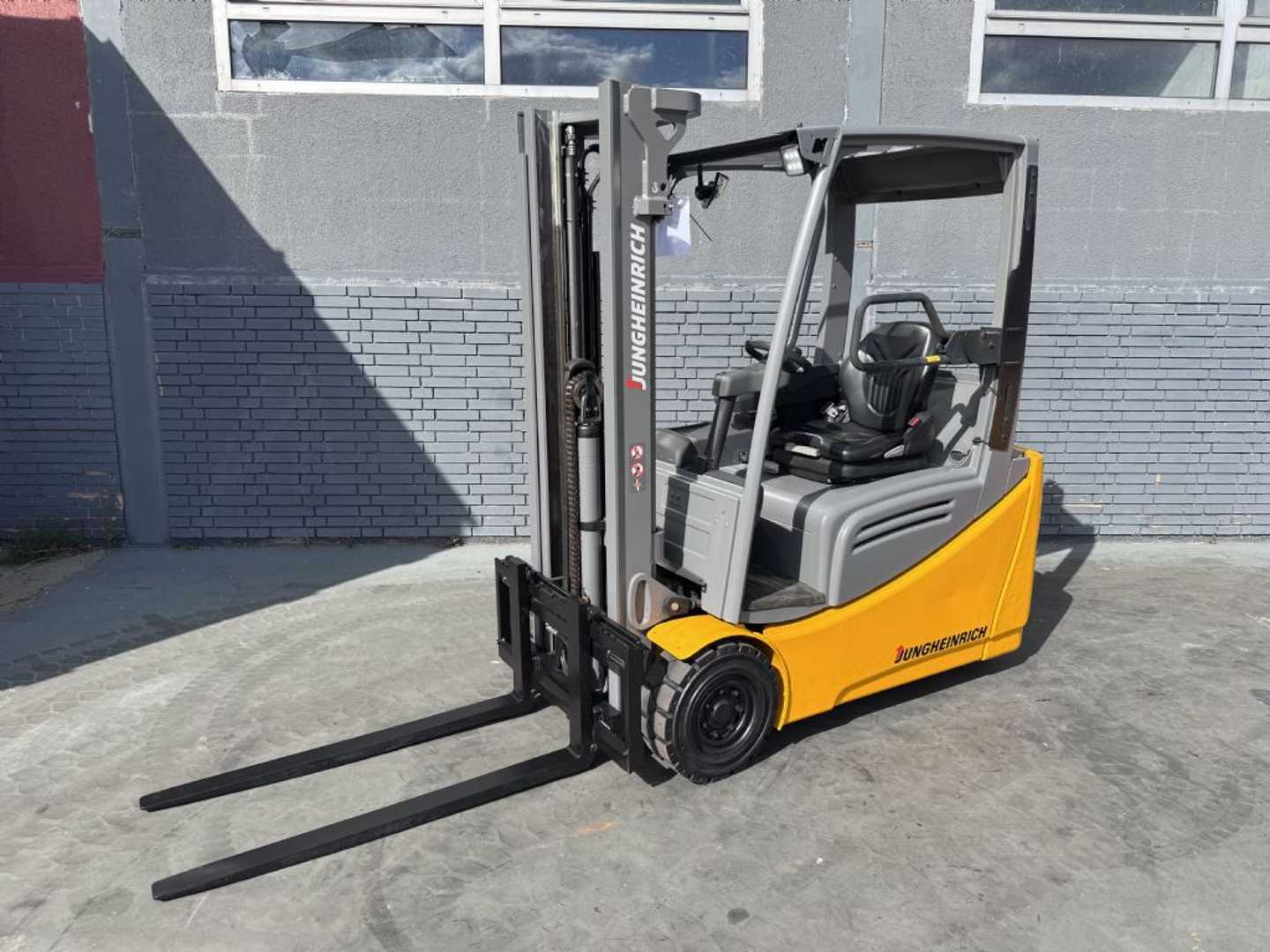 Used Forklift Jungheinrich EFG 216 Baujahr 2021 / Stunden 5204 HH 3100 3 riteņu dakšu iekrāvējs (Image 1) Used Forklift Jungheinrich EFG 216 Baujahr 2021 / Stunden 5204 HH 3100 3 riteņu dakšu iekrāvējs (Image 1)
