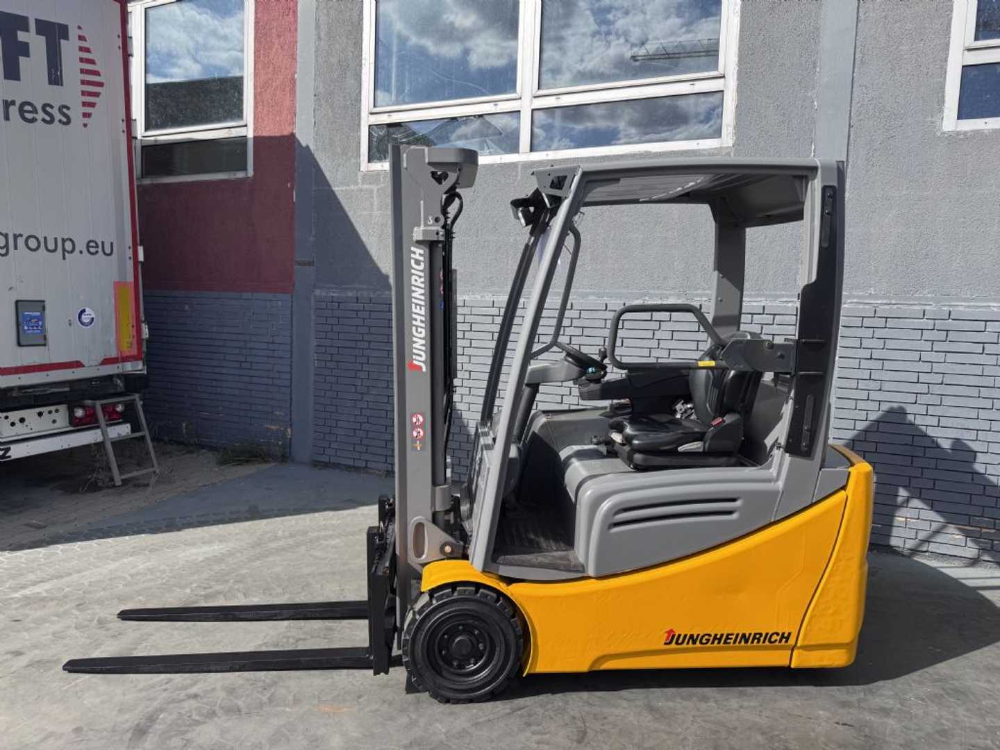 Used Forklift Jungheinrich EFG 216 Baujahr 2021 / Stunden 5204 HH 3100 3 riteņu dakšu iekrāvējs (Image 2) Used Forklift Jungheinrich EFG 216 Baujahr 2021 / Stunden 5204 HH 3100 3 riteņu dakšu iekrāvējs (Image 2)