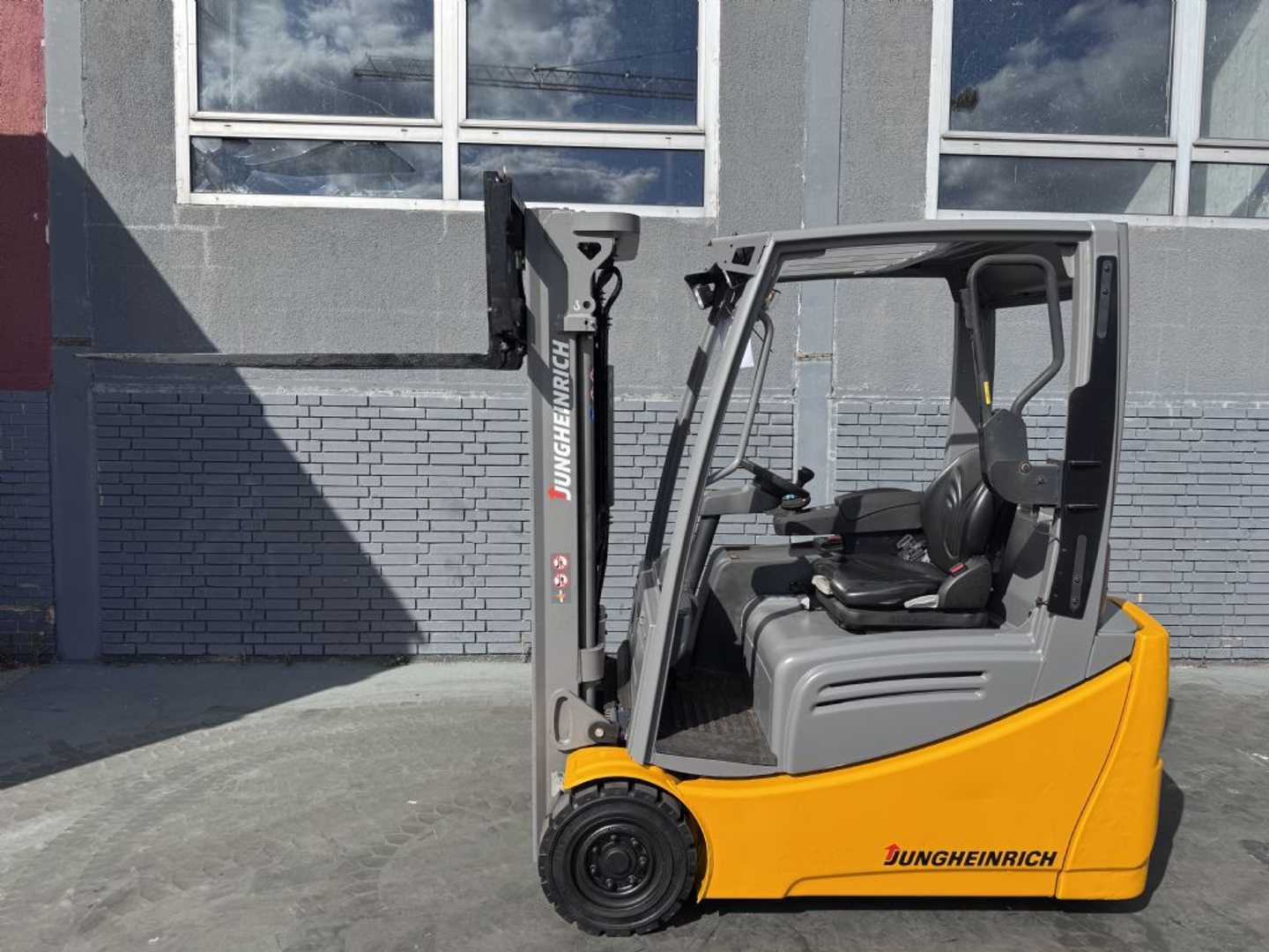 Used Forklift Jungheinrich EFG 216 Baujahr 2021 / Stunden 5204 HH 3100 3 riteņu dakšu iekrāvējs (Image 3) Used Forklift Jungheinrich EFG 216 Baujahr 2021 / Stunden 5204 HH 3100 3 riteņu dakšu iekrāvējs (Image 3)