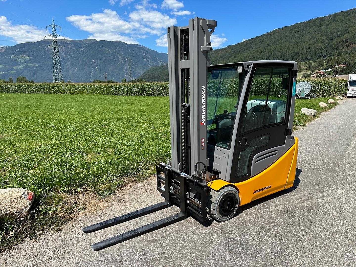 Used Forklift Jungheinrich EFG 220 - 550DZ *NEU*NEW* 3 riteņu dakšu iekrāvējs (Image 1) Used Forklift Jungheinrich EFG 220 - 550DZ *NEU*NEW* 3 riteņu dakšu iekrāvējs (Image 1)