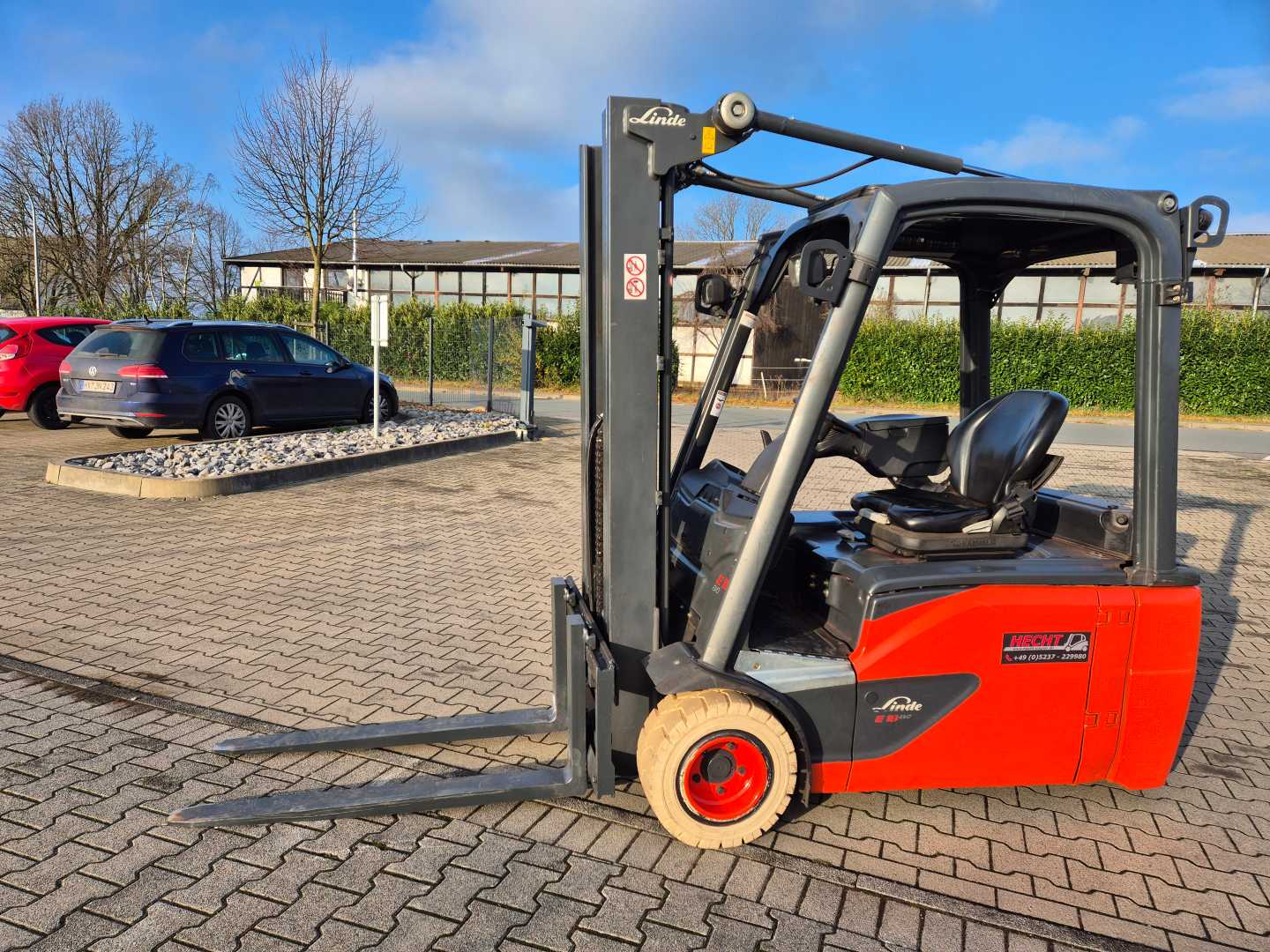 Used Forklift Linde E18L-02 3 riteņu dakšu iekrāvējs (Image 2) Used Forklift Linde E18L-02 3 riteņu dakšu iekrāvējs (Image 2)