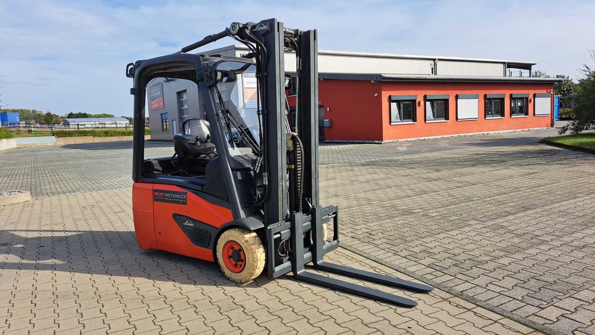 Used Forklift Linde E16- Batterie 2020! 3 riteņu dakšu iekrāvējs (Image 7) Used Forklift Linde E16- Batterie 2020! 3 riteņu dakšu iekrāvējs (Image 7)