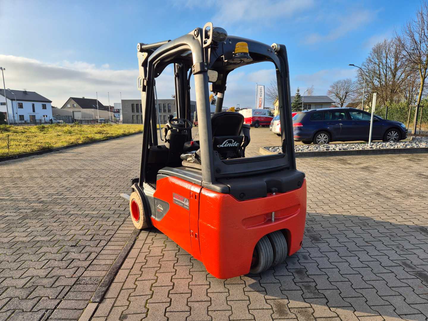 Used Forklift Linde E18L-02 3 riteņu dakšu iekrāvējs (Image 4) Used Forklift Linde E18L-02 3 riteņu dakšu iekrāvējs (Image 4)