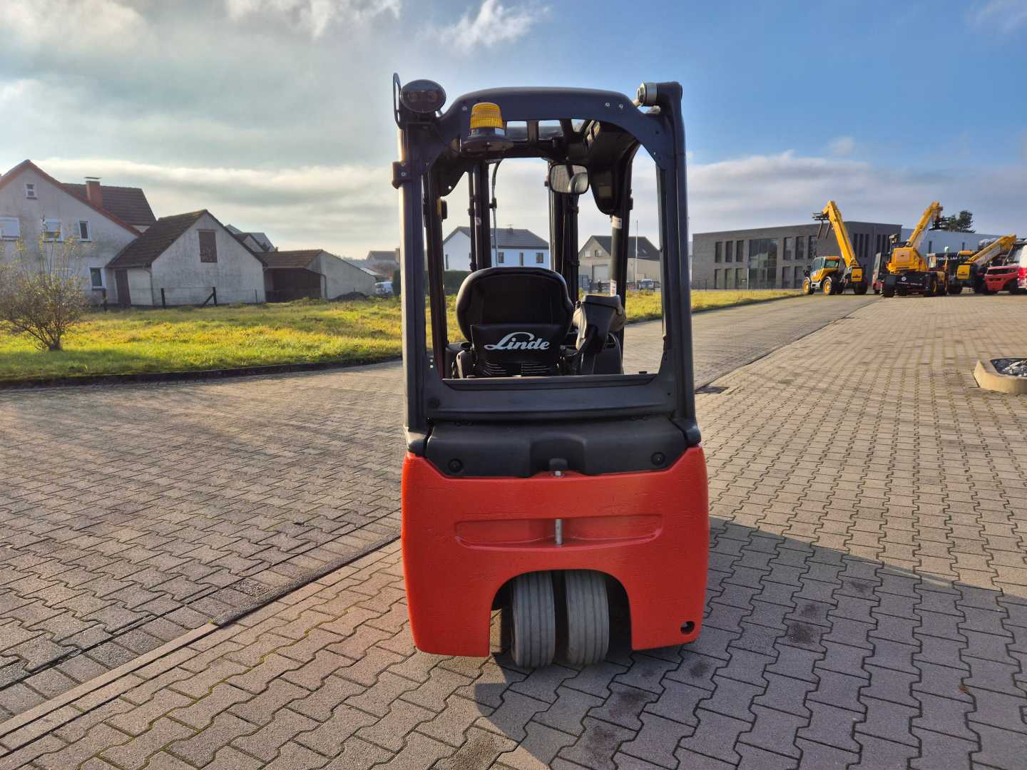 Used Forklift Linde E18L-02 3 riteņu dakšu iekrāvējs (Image 5) Used Forklift Linde E18L-02 3 riteņu dakšu iekrāvējs (Image 5)