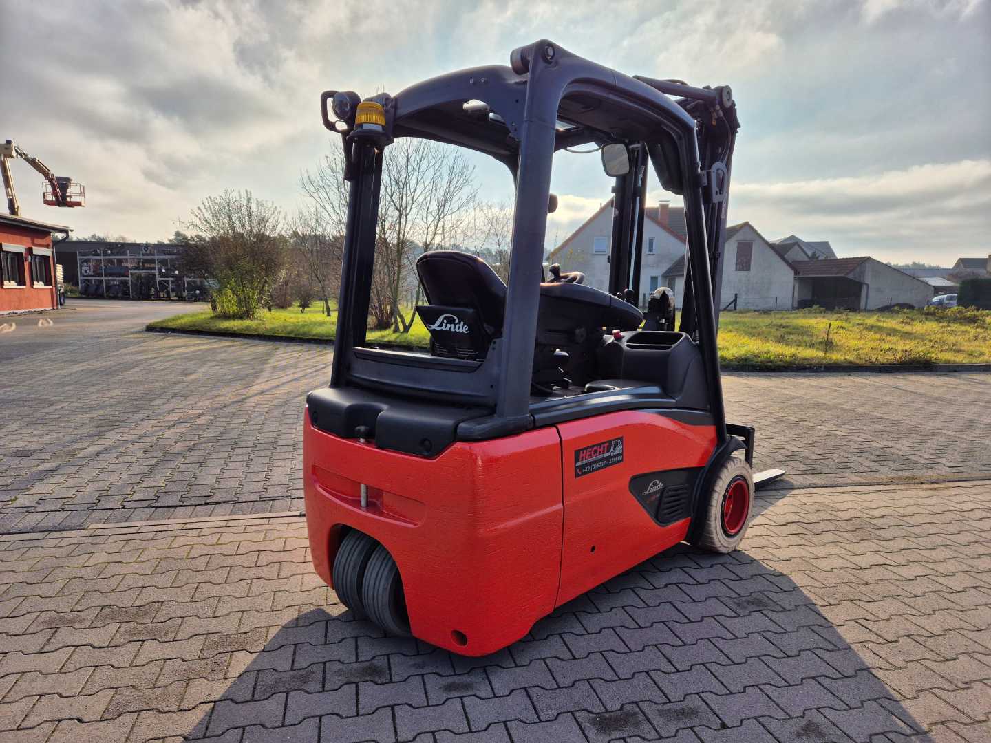 Used Forklift Linde E18L-02 3 riteņu dakšu iekrāvējs (Image 6) Used Forklift Linde E18L-02 3 riteņu dakšu iekrāvējs (Image 6)