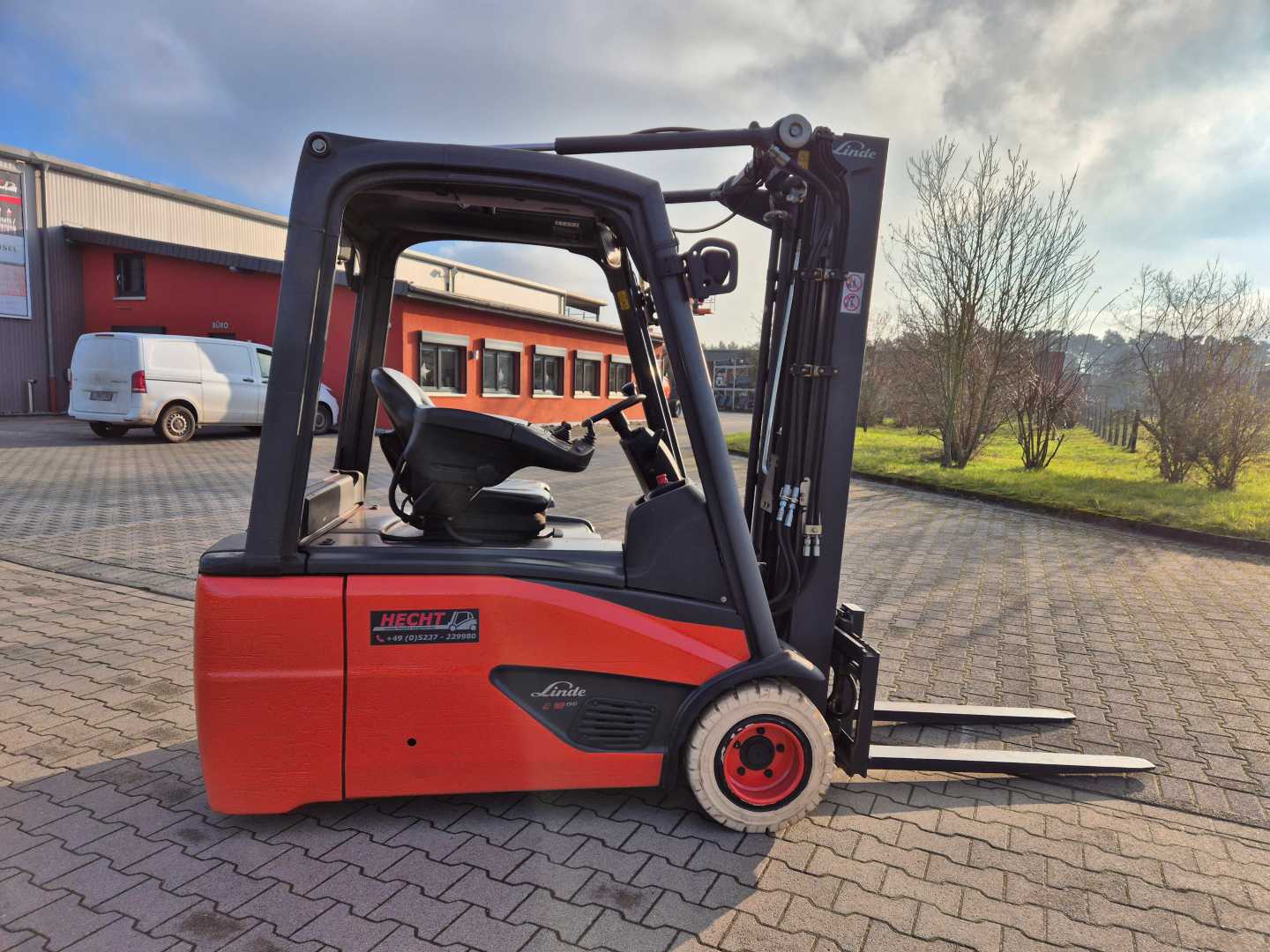 Used Forklift Linde E18L-02 3 riteņu dakšu iekrāvējs (Image 7) Used Forklift Linde E18L-02 3 riteņu dakšu iekrāvējs (Image 7)