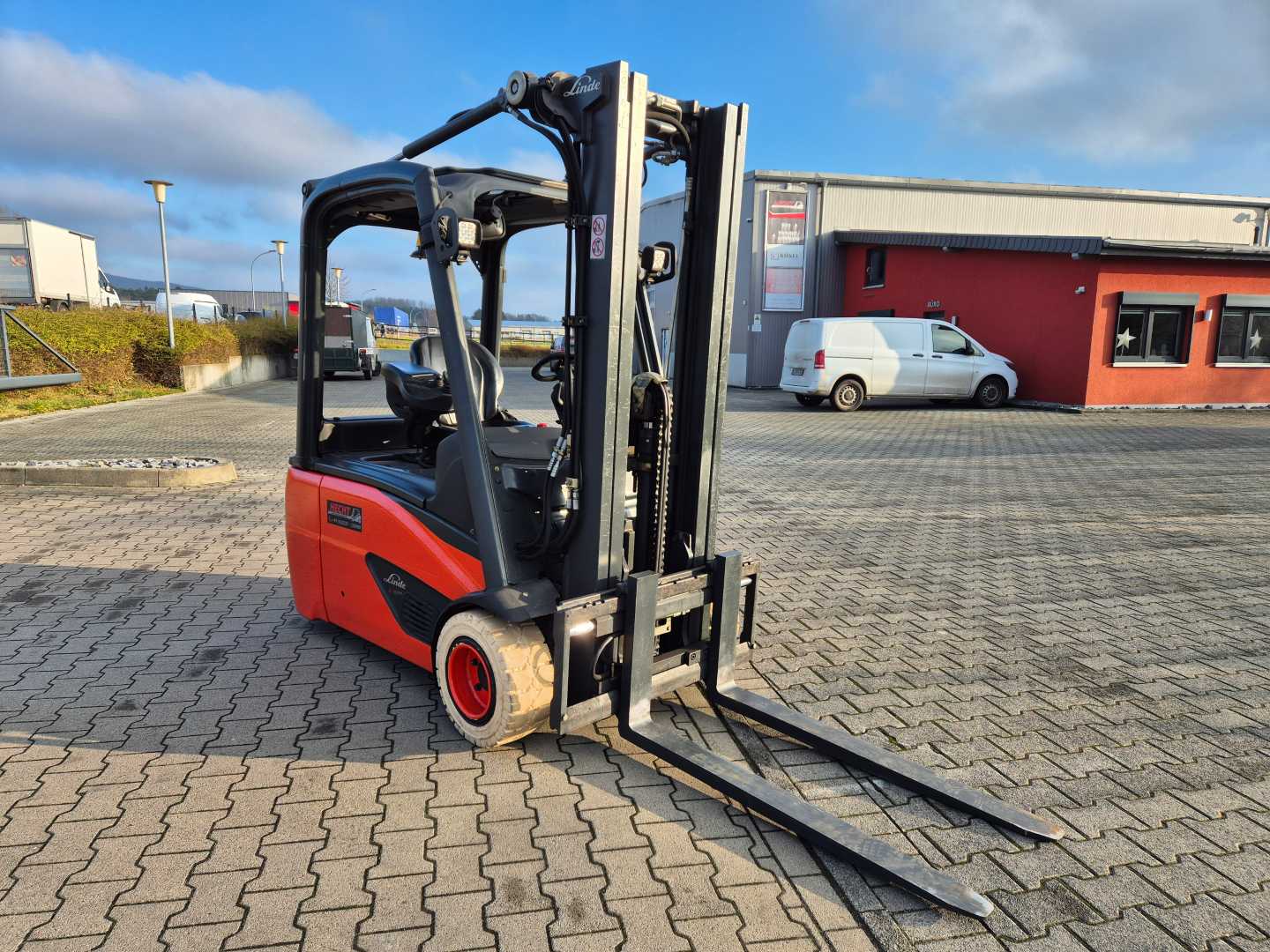 Used Forklift Linde E18L-02 3 riteņu dakšu iekrāvējs (Image 8) Used Forklift Linde E18L-02 3 riteņu dakšu iekrāvējs (Image 8)