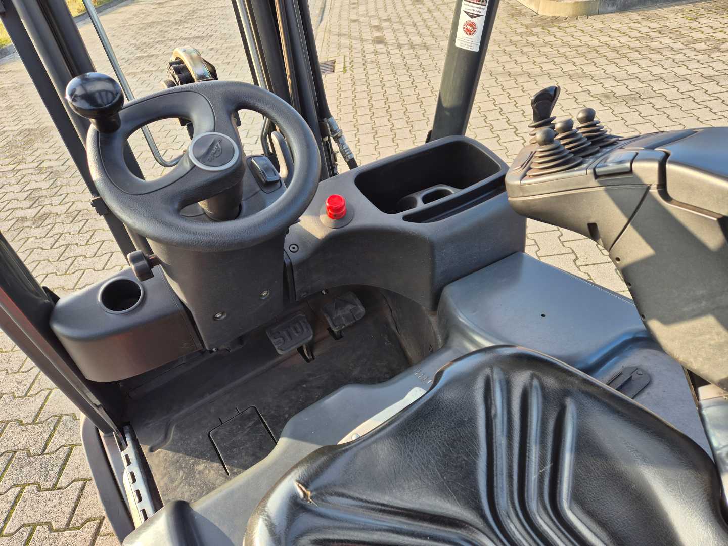 Used Forklift Linde E18L-02 3 riteņu dakšu iekrāvējs (Image 12) Used Forklift Linde E18L-02 3 riteņu dakšu iekrāvējs (Image 12)