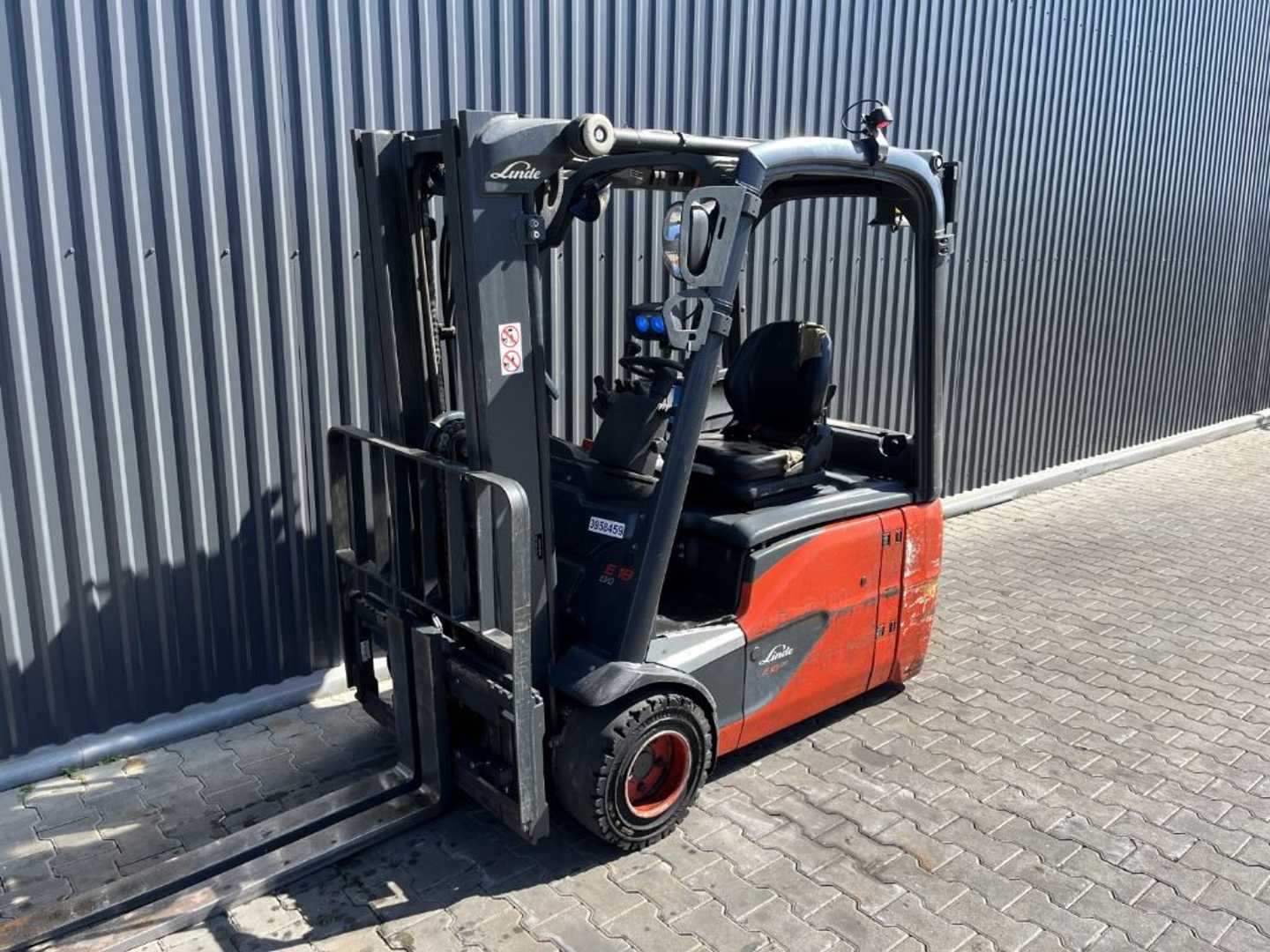 Used Forklift Linde E18-02 3 riteņu dakšu iekrāvējs (Image 1) Used Forklift Linde E18-02 3 riteņu dakšu iekrāvējs (Image 1)