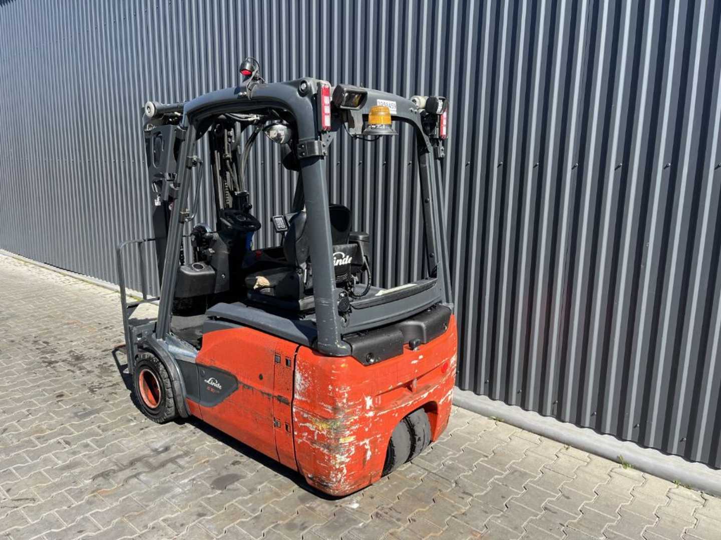 Used Forklift Linde E18-02 3 riteņu dakšu iekrāvējs (Image 3) Used Forklift Linde E18-02 3 riteņu dakšu iekrāvējs (Image 3)