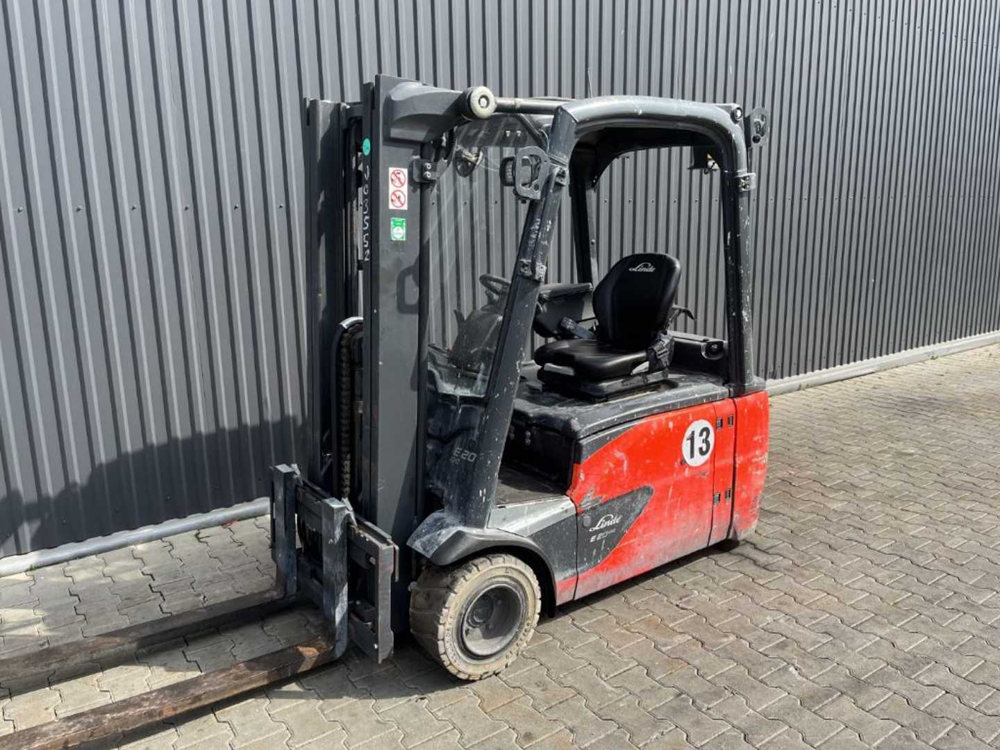Used Forklift Linde E20L-02 3 riteņu dakšu iekrāvējs (Image 1) Used Forklift Linde E20L-02 3 riteņu dakšu iekrāvējs (Image 1)