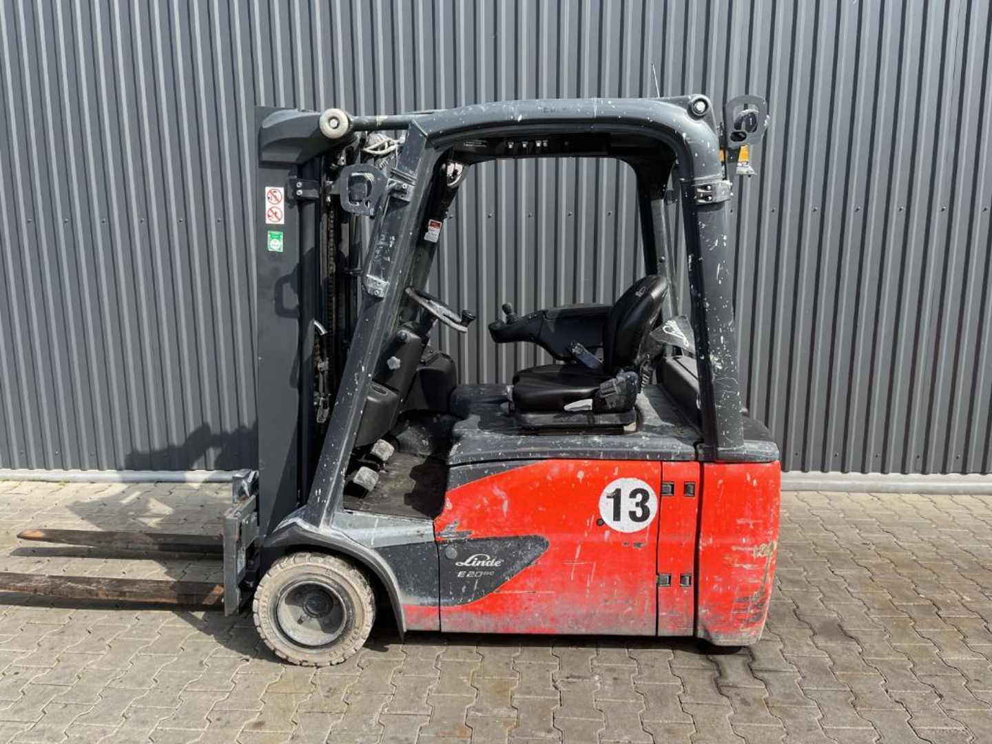 Used Forklift Linde E20L-02 3 riteņu dakšu iekrāvējs (Image 2) Used Forklift Linde E20L-02 3 riteņu dakšu iekrāvējs (Image 2)