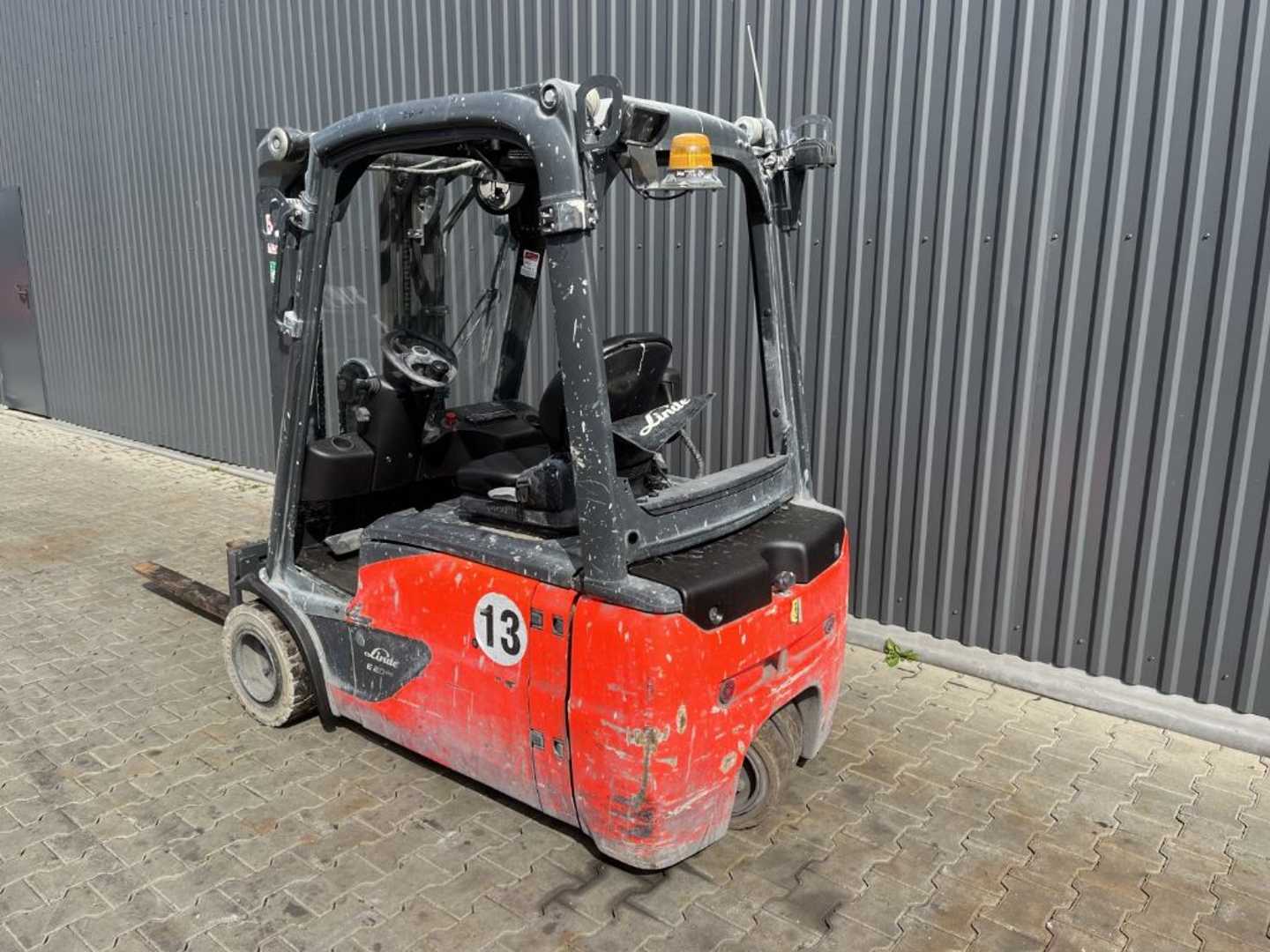 Used Forklift Linde E20L-02 3 riteņu dakšu iekrāvējs (Image 3) Used Forklift Linde E20L-02 3 riteņu dakšu iekrāvējs (Image 3)